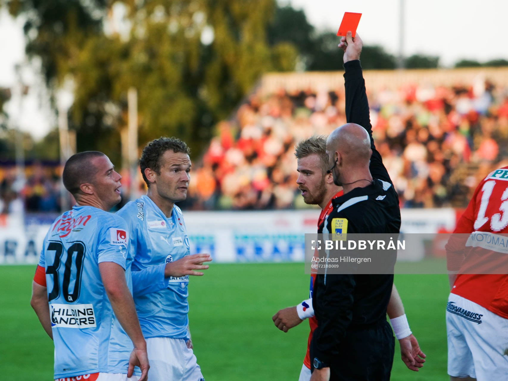Jonatan Johansson får rött kort av domare Stefan