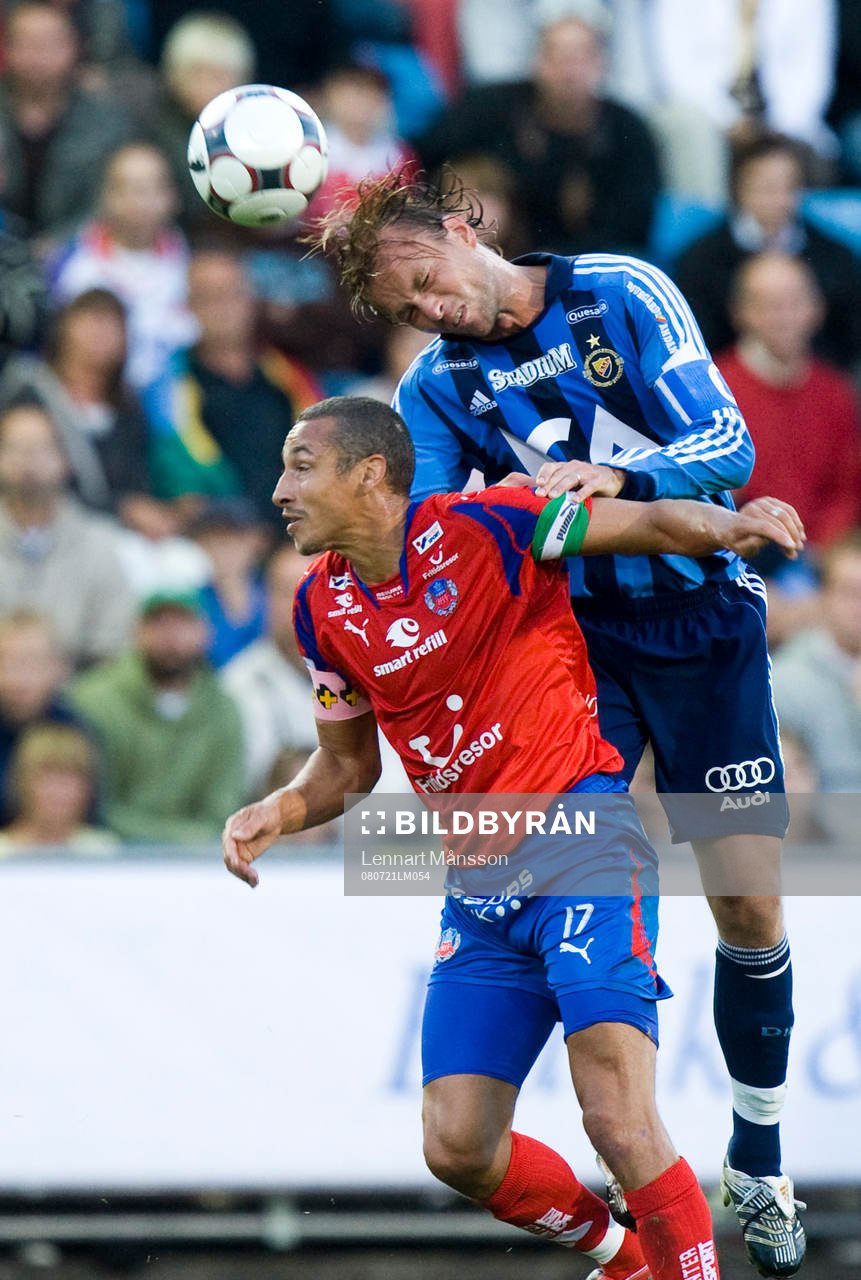 Markus Johannesson klättrar på  Henrik Larsson