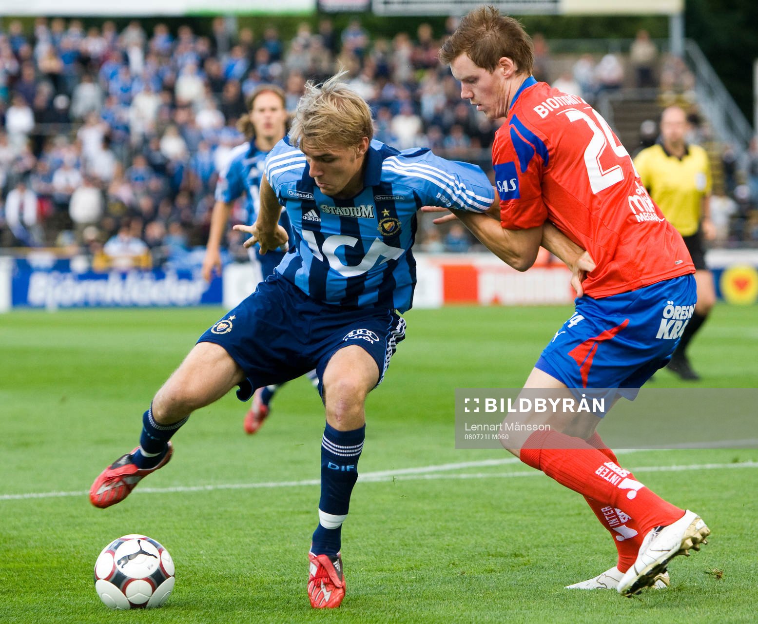 Marcus Nilsson tar hand om Johan Oremo