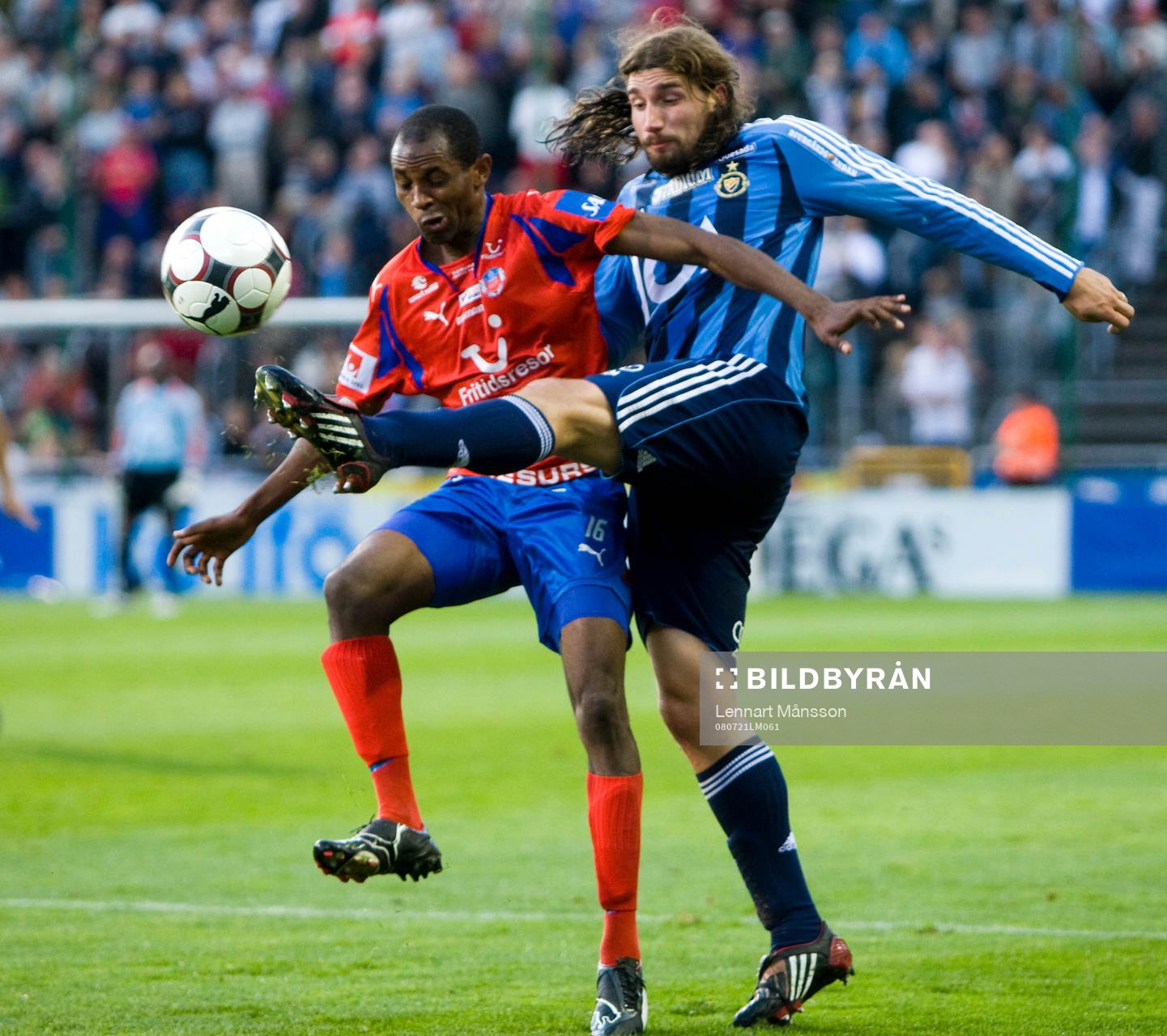2-0 skytten René Makondele tas hårt av Jan Tauer