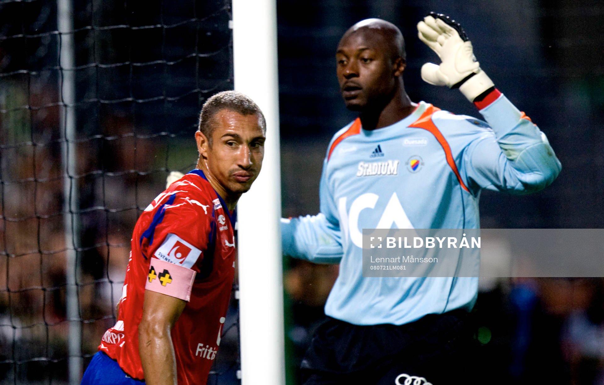  Henrik Larsson och Pa Dembo Tourray, målvakt.