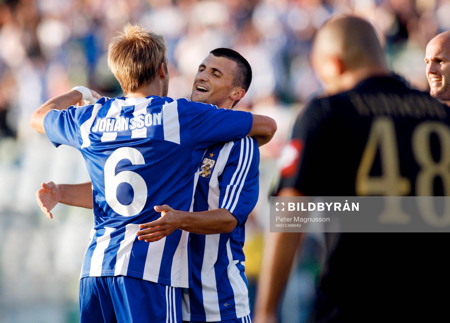 Adam Johansson kramas om av Eldin Karisik