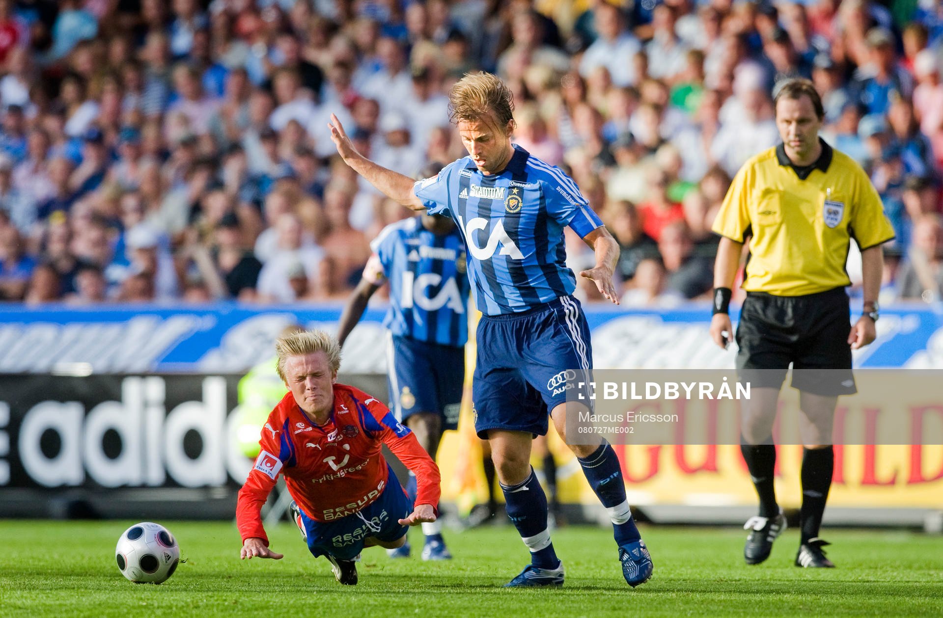  Andreas Landgren, Helsingborg, faller framför Markus Johannesson, Djurgården, 