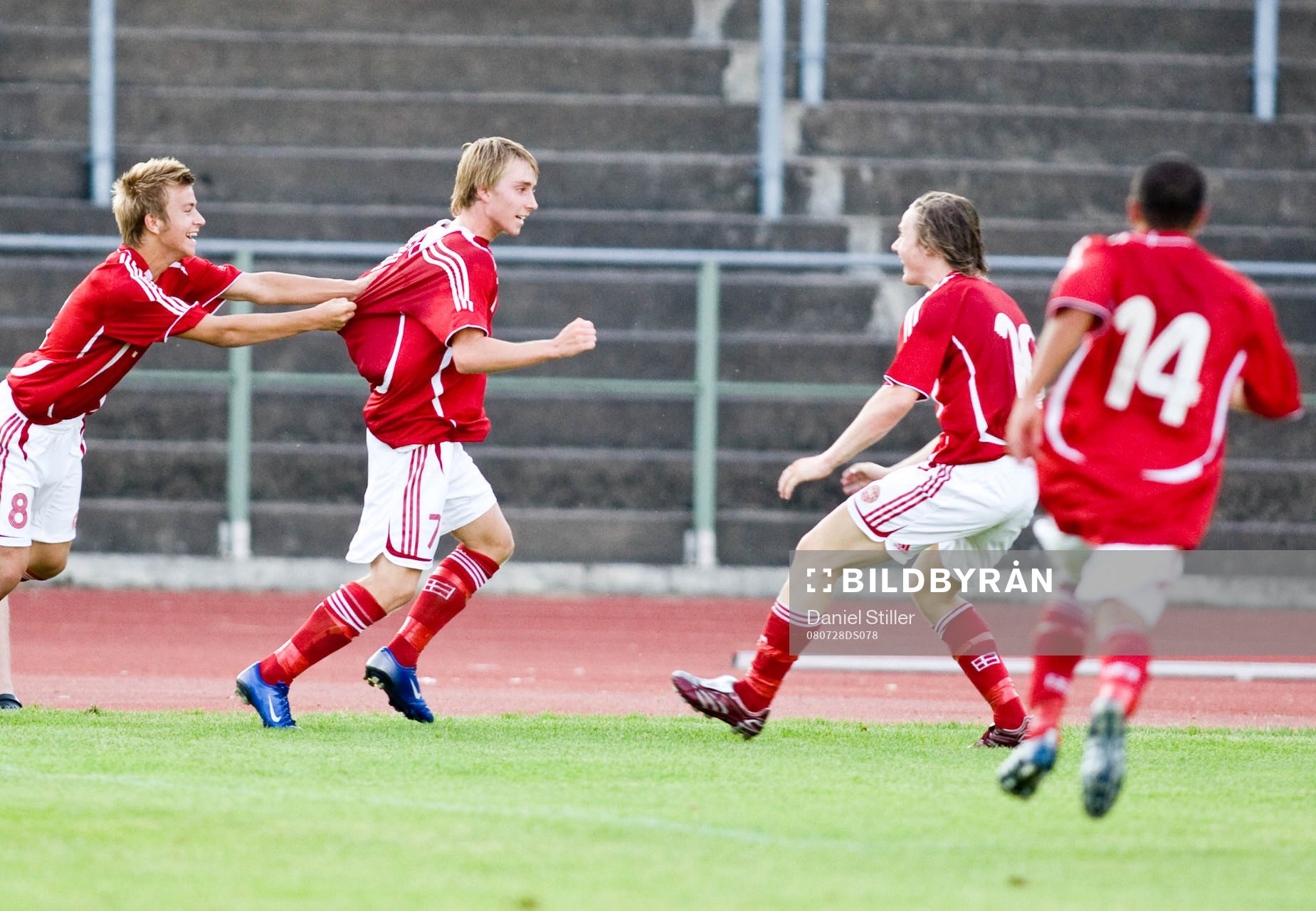 Danmark gör 2-1 i slutminuterna. Jubel
