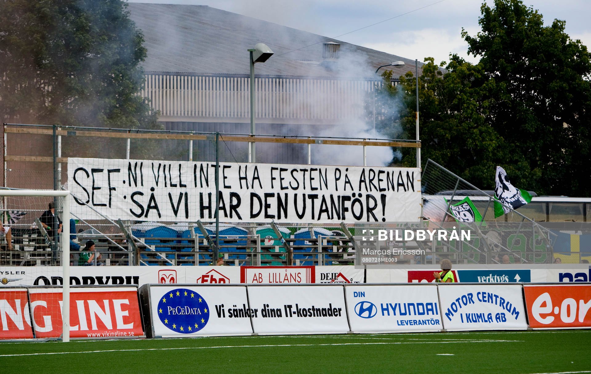 Hammarbys fans stanna utanför arenan