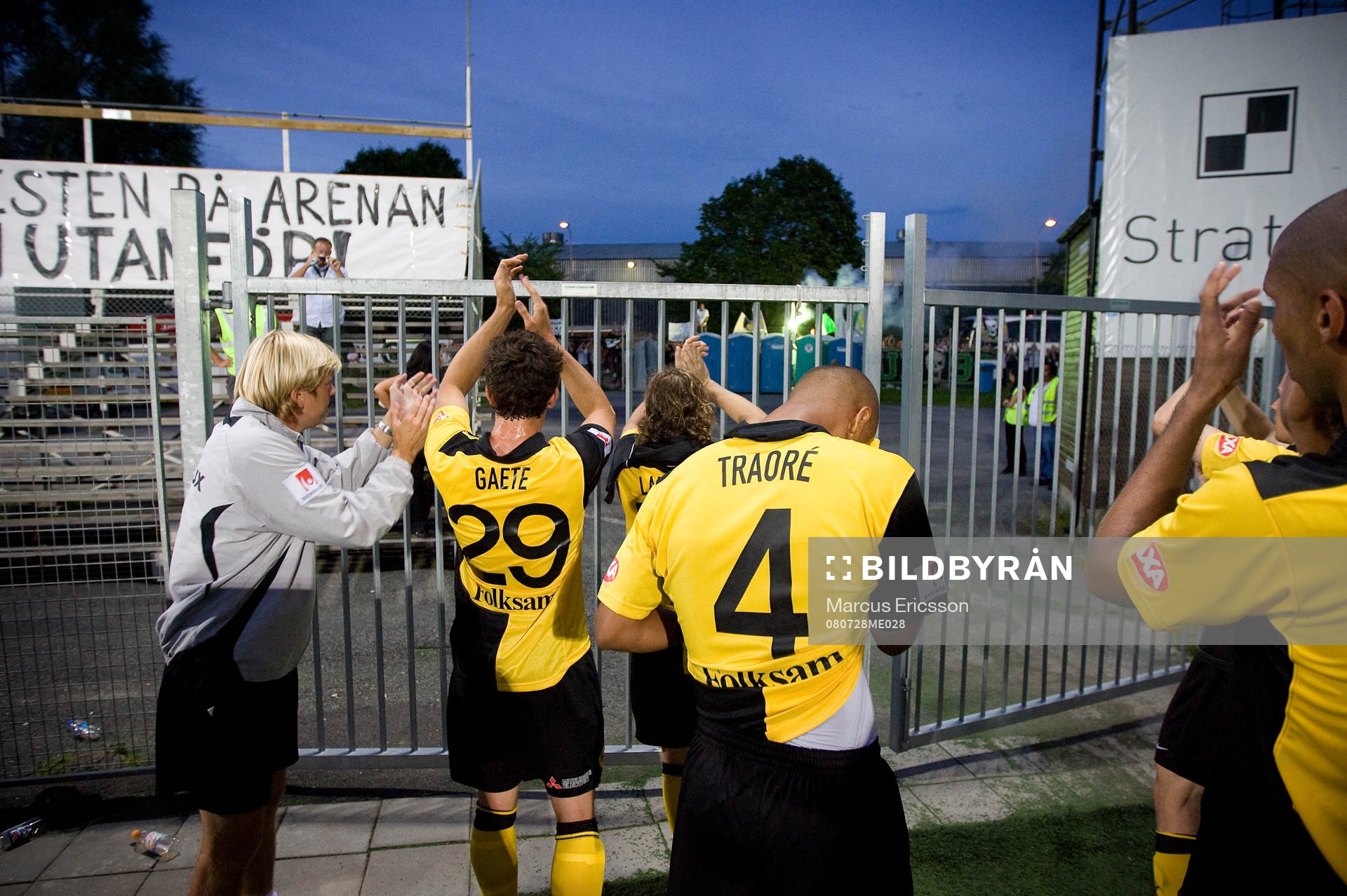 Tony Gustavsson, tränare, med spelare tackar Bajenfansen