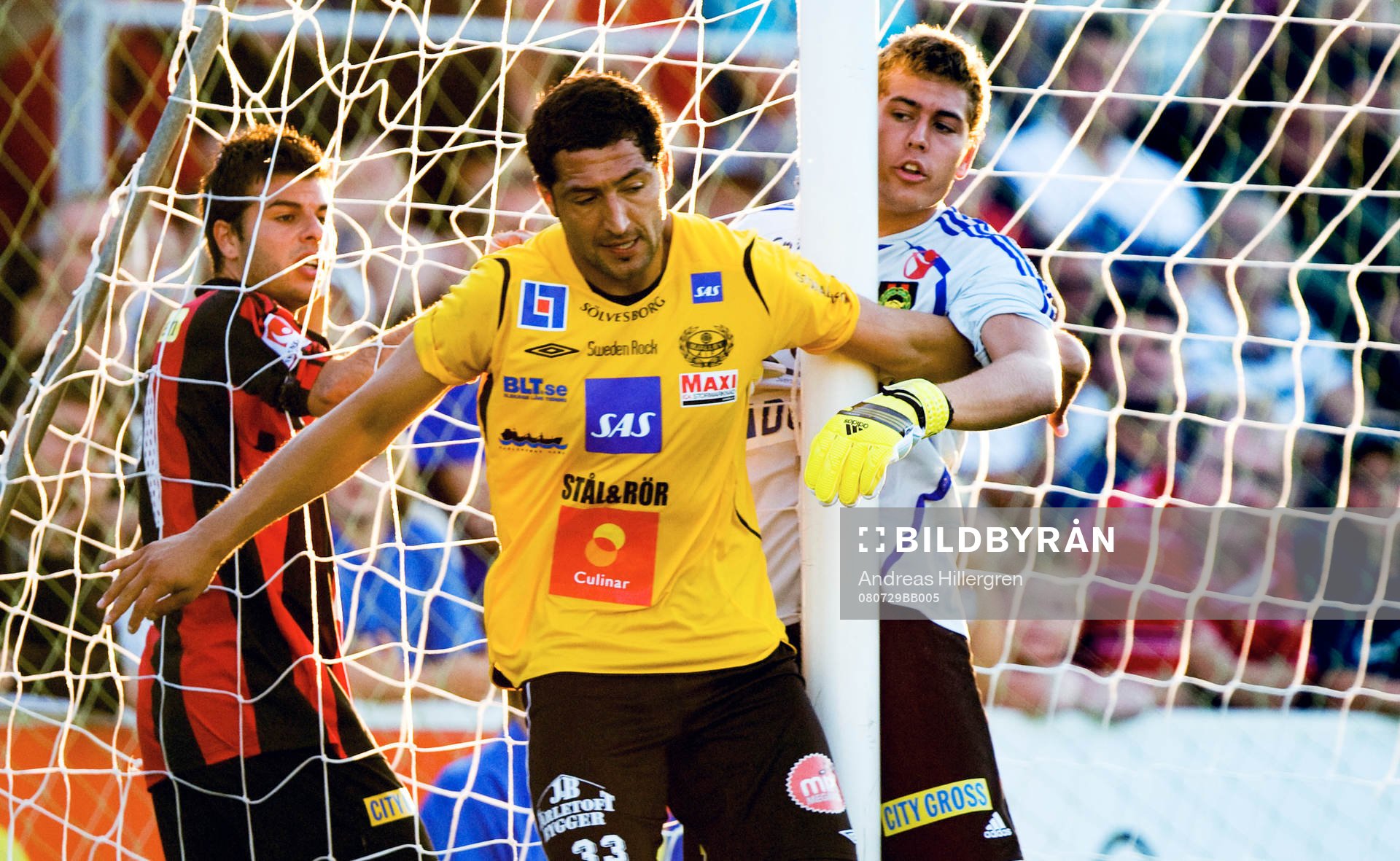 Juan Robledo fastnar i Kristoffer Nordfeldt, målvakt, nät