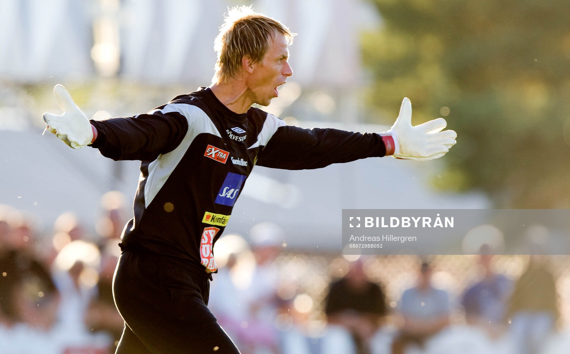 Mattias Asper, målvakt, protesterar mot domaren