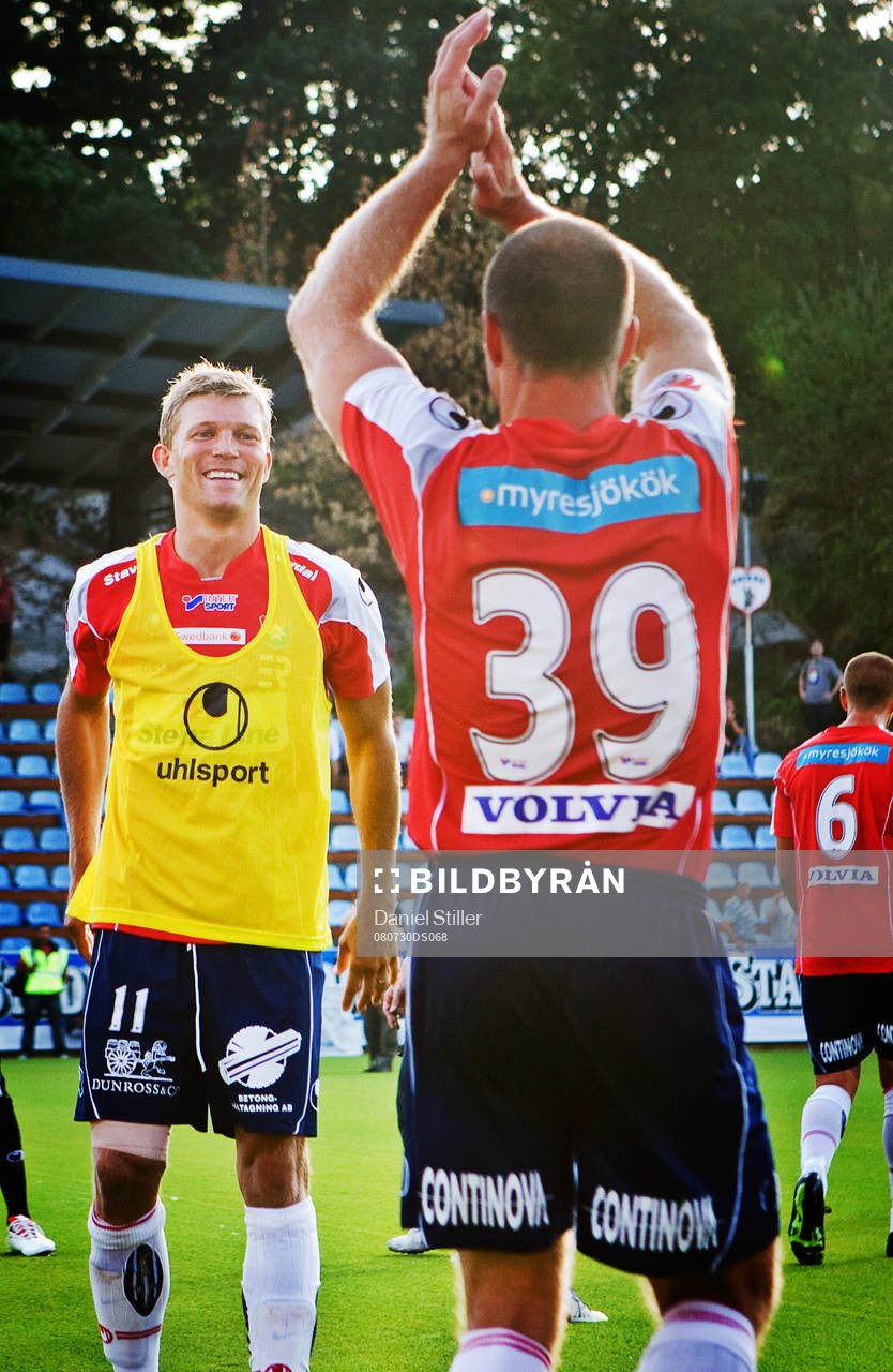  Jubel efter Örgryteseger. Marcus Allbäck, Magnus Källander