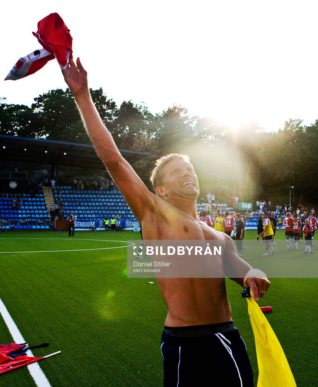 Marcus Allbäck, Örgryte, kastar tröjan till publiken