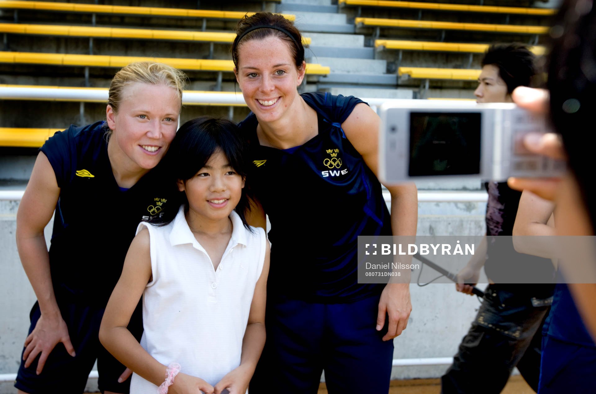 Sara Larsson och Lotta Schelin blir fotograferade av