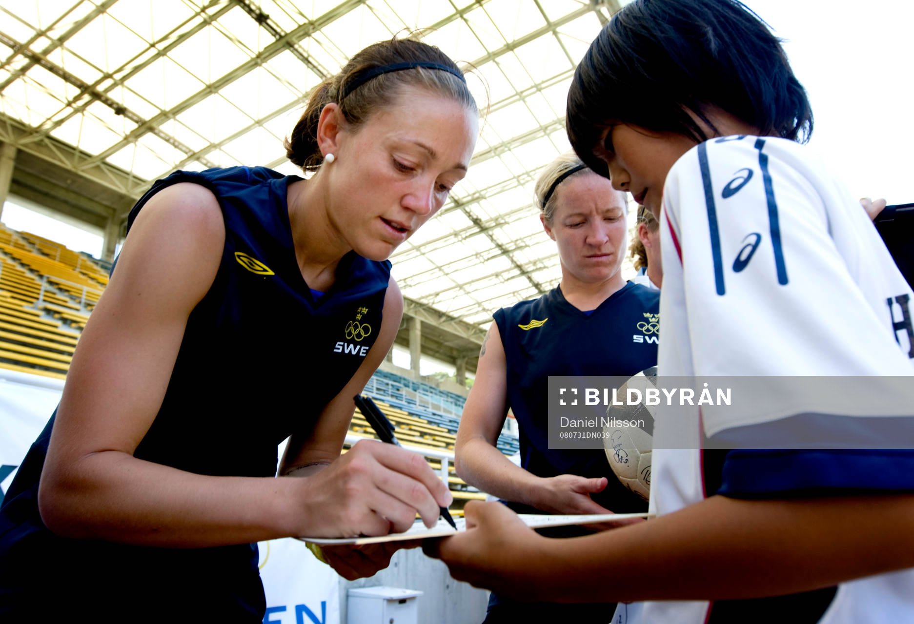 Therese Sjögran skriver autograf till japanska supporters