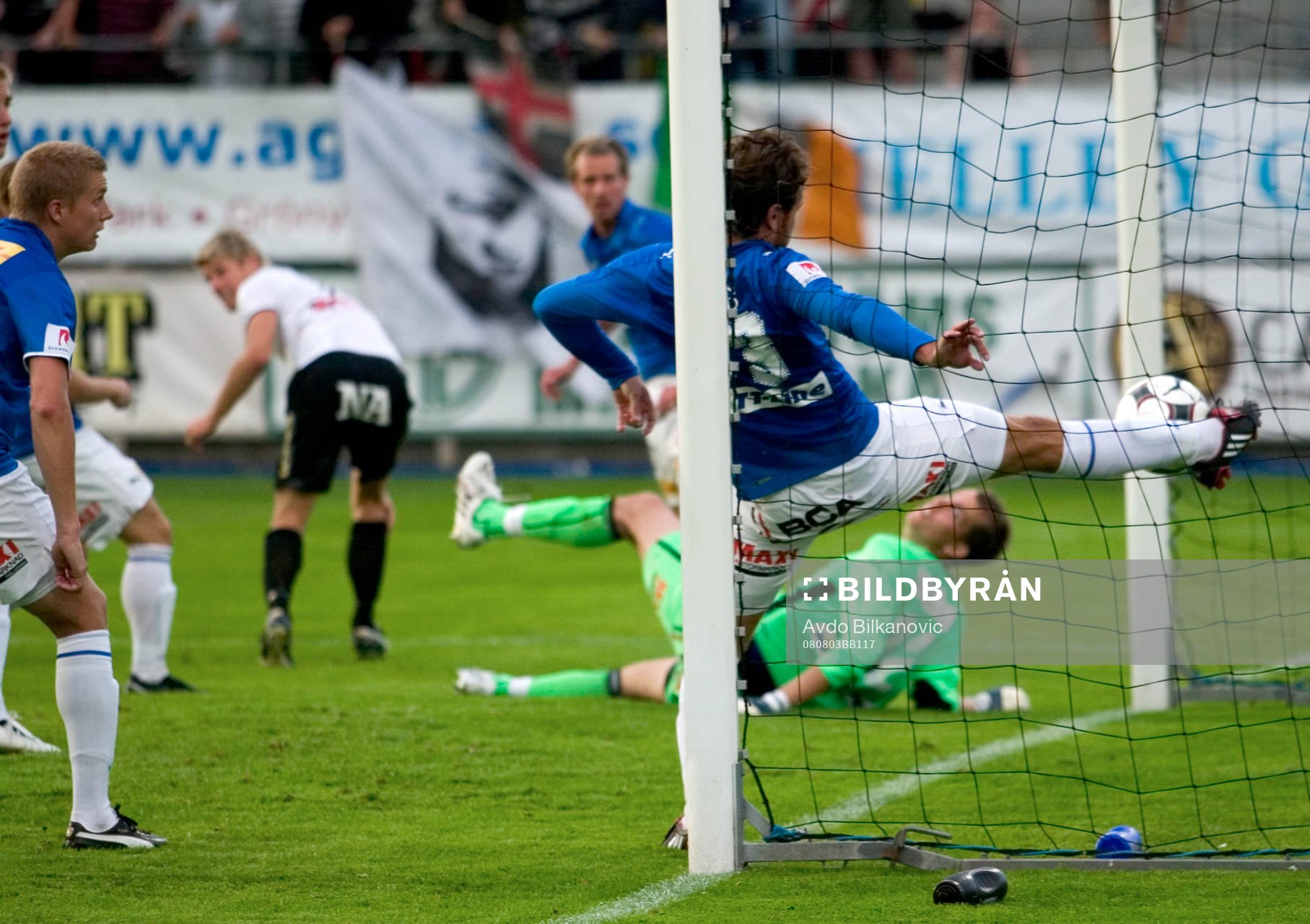 Mattias Nylund, försöker ta ut bollen, Trelleborg