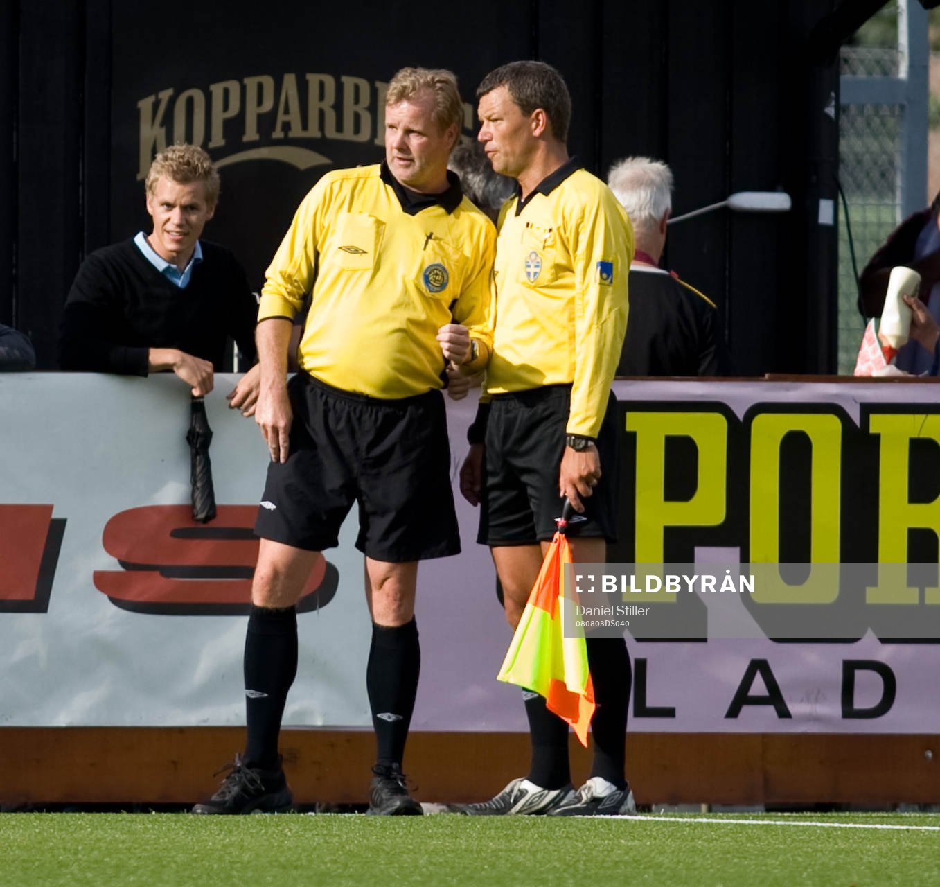 Domare Johnny Lundbäck pratar med assisterande domaren
