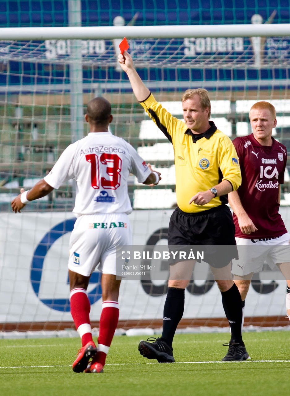 Aziz Corr Nyang, Assyriska, får rött kort av domare