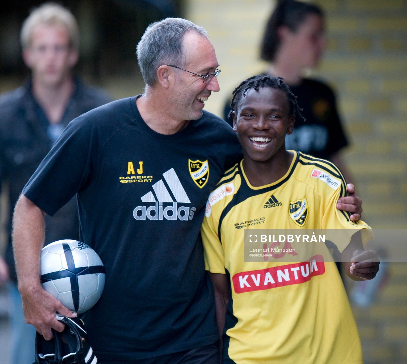 May Mahlangu, IFK Hässleholm, kramas om av tränaren Affe
