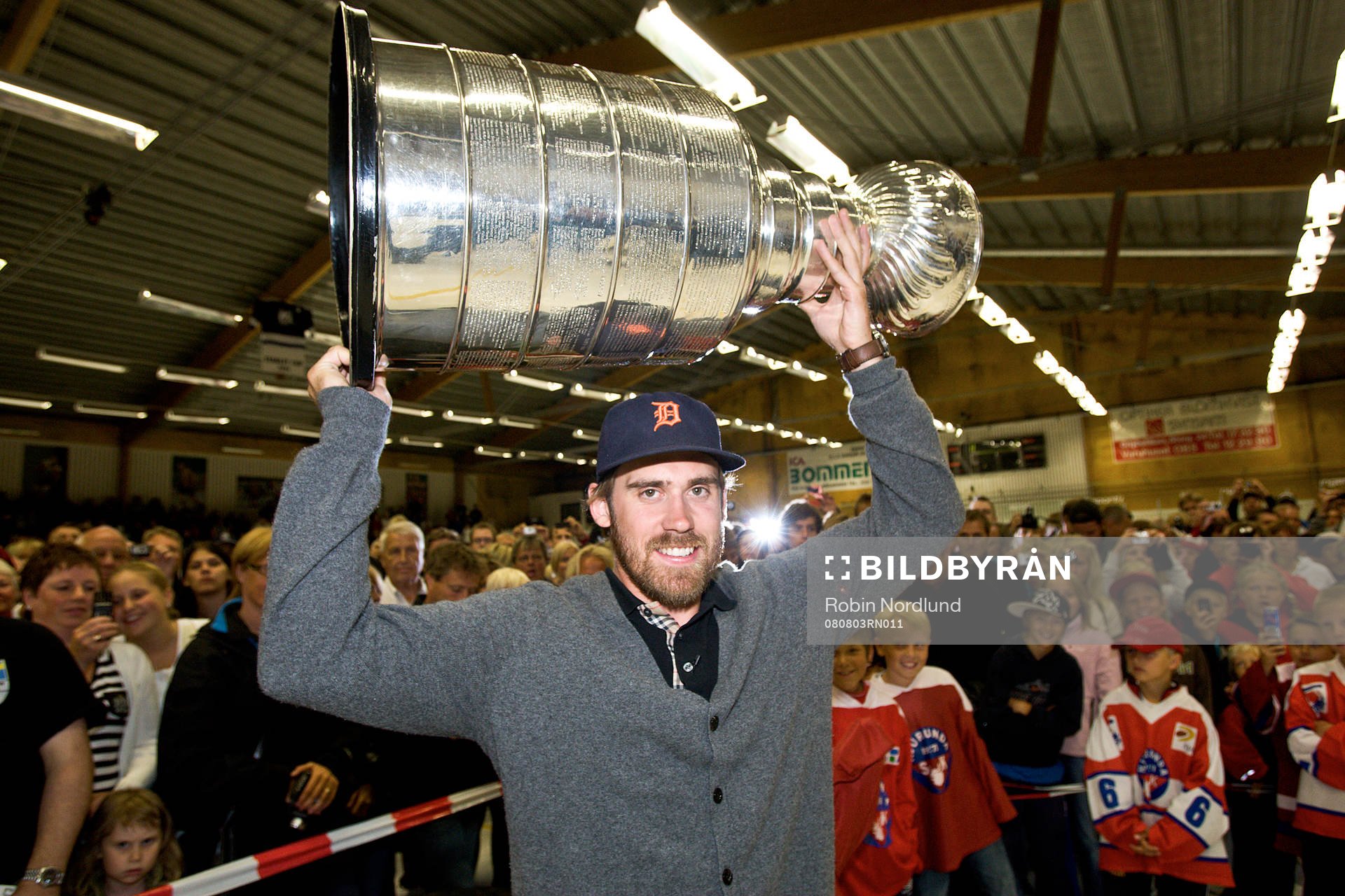 Henrik Zetterberg har fått låna Stanley Cup-pokalen och