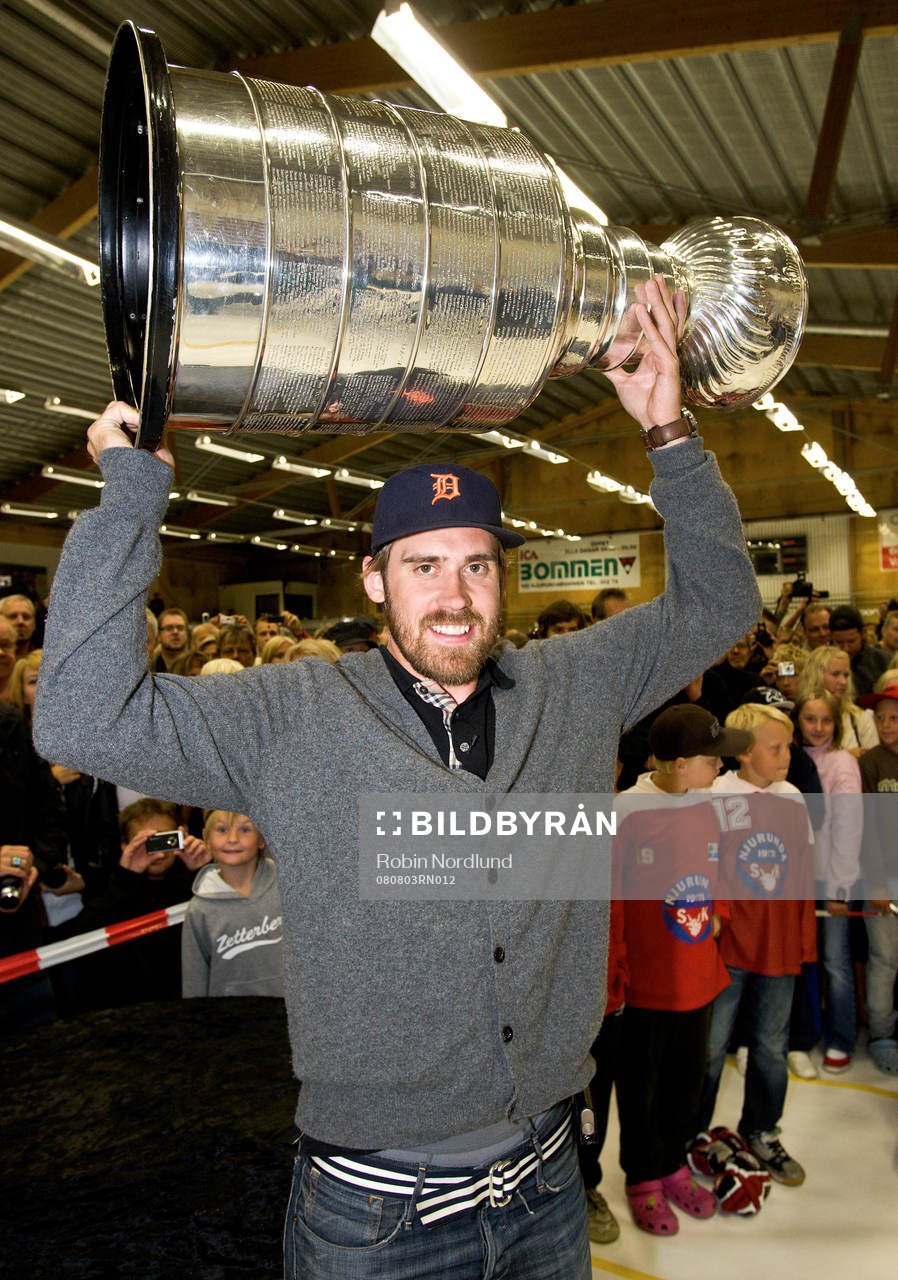 Henrik Zetterberg har fått låna Stanley Cup-pokalen och