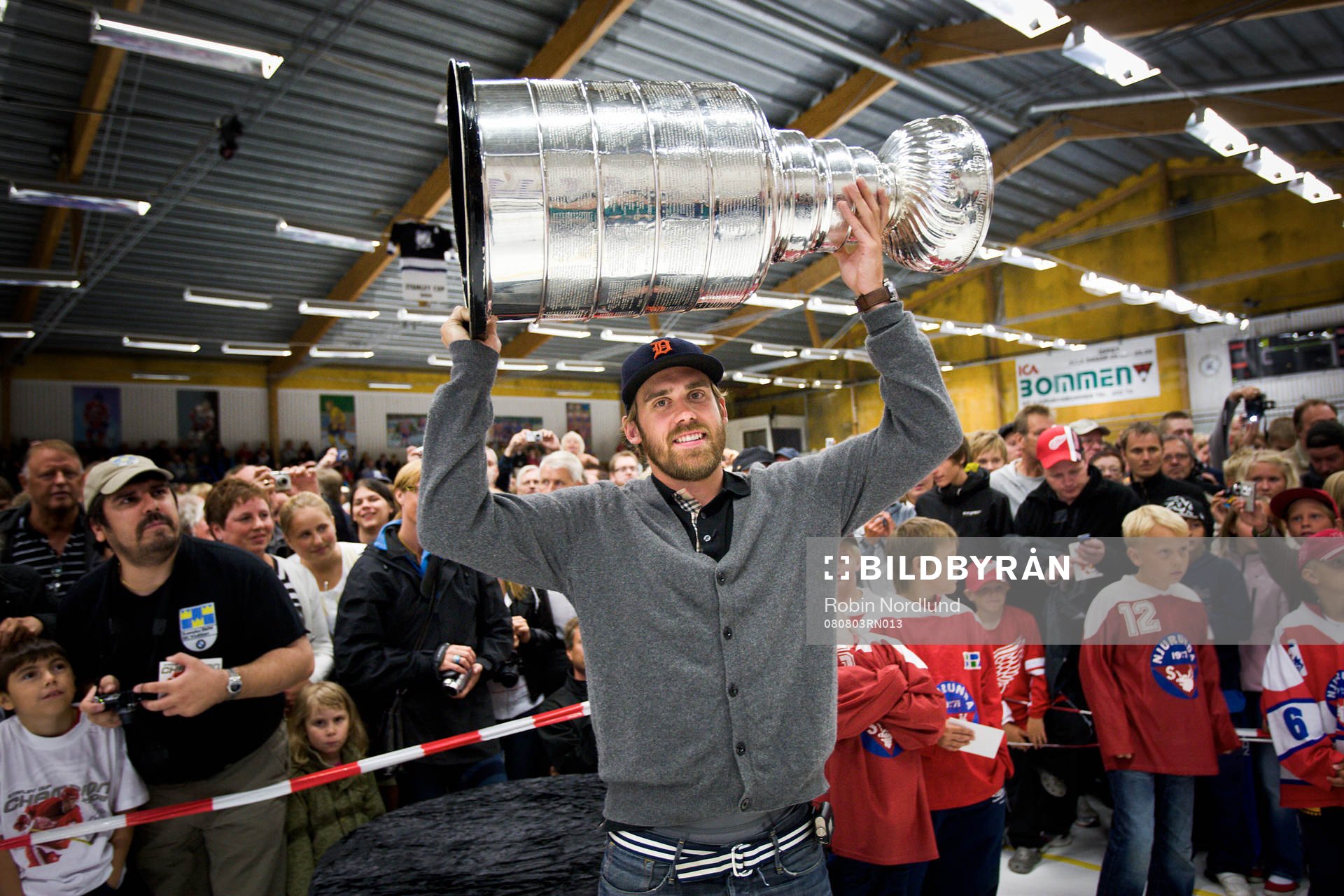 Henrik Zetterberg har fått låna Stanley Cup-pokalen och