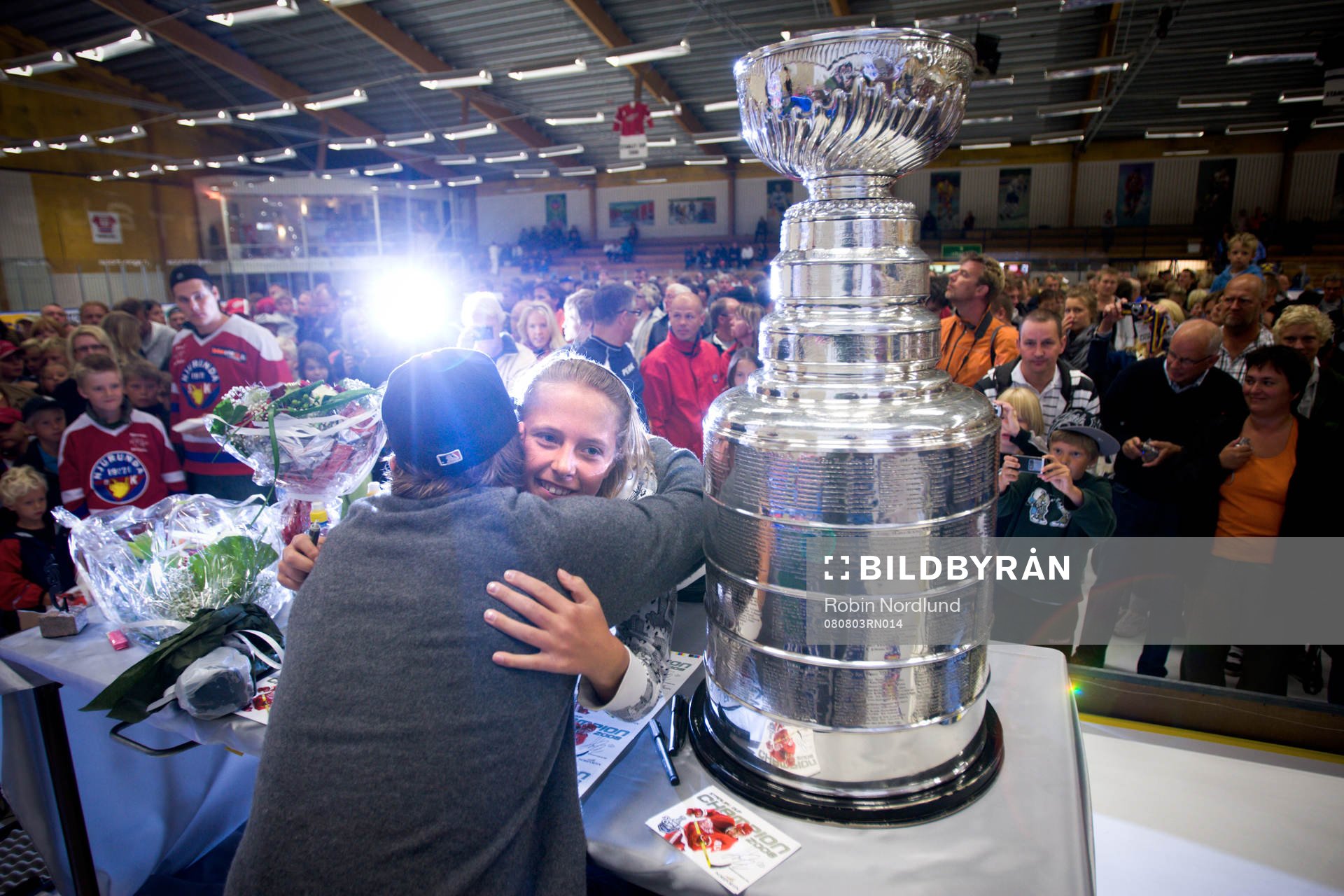 Henrik Zetterberg har fått låna Stanley Cup-pokalen och