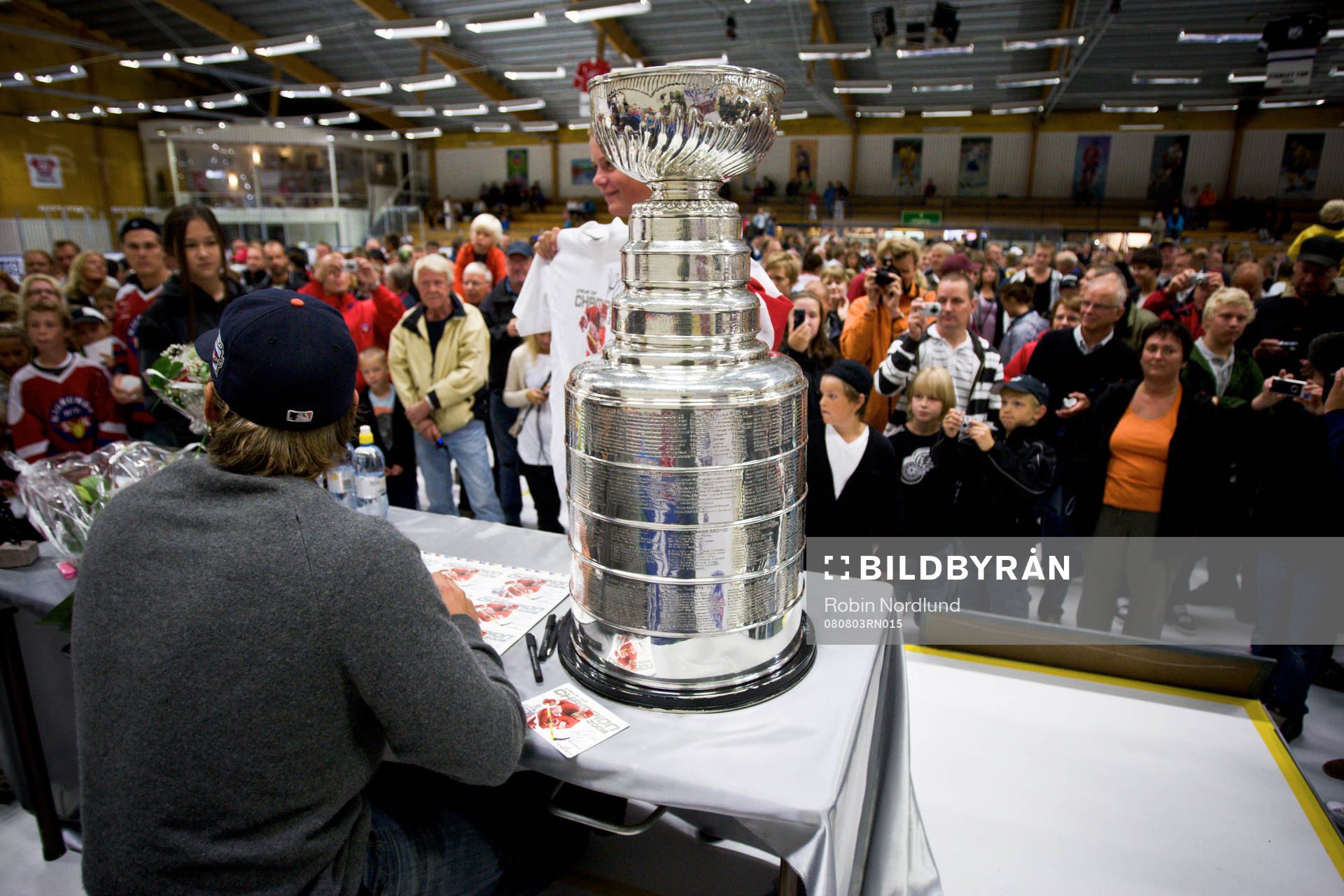 Henrik Zetterberg har fått låna Stanley Cup-pokalen och