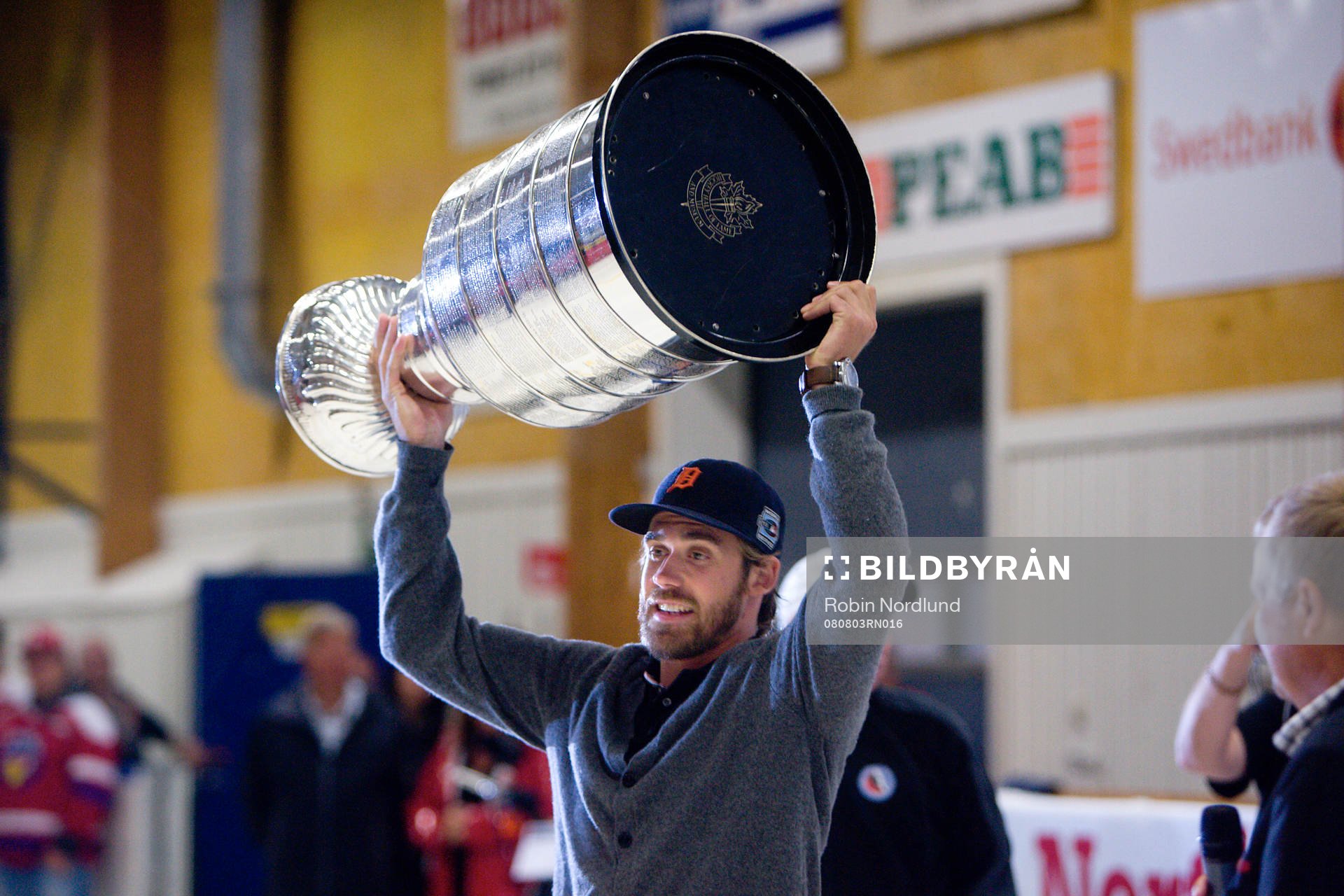 Henrik Zetterberg har fått låna Stanley Cup-pokalen och