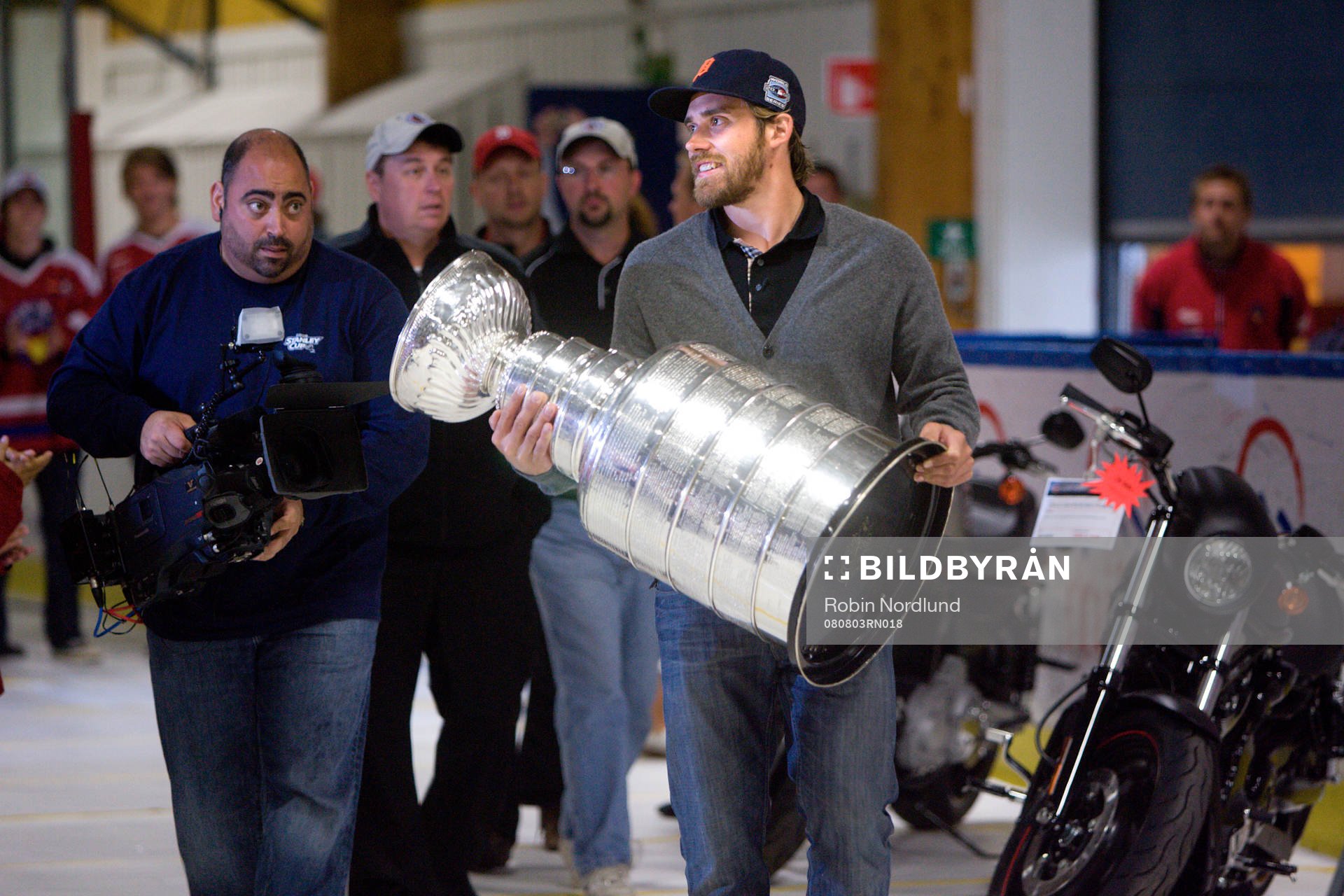 Henrik Zetterberg har fått låna Stanley Cup-pokalen och