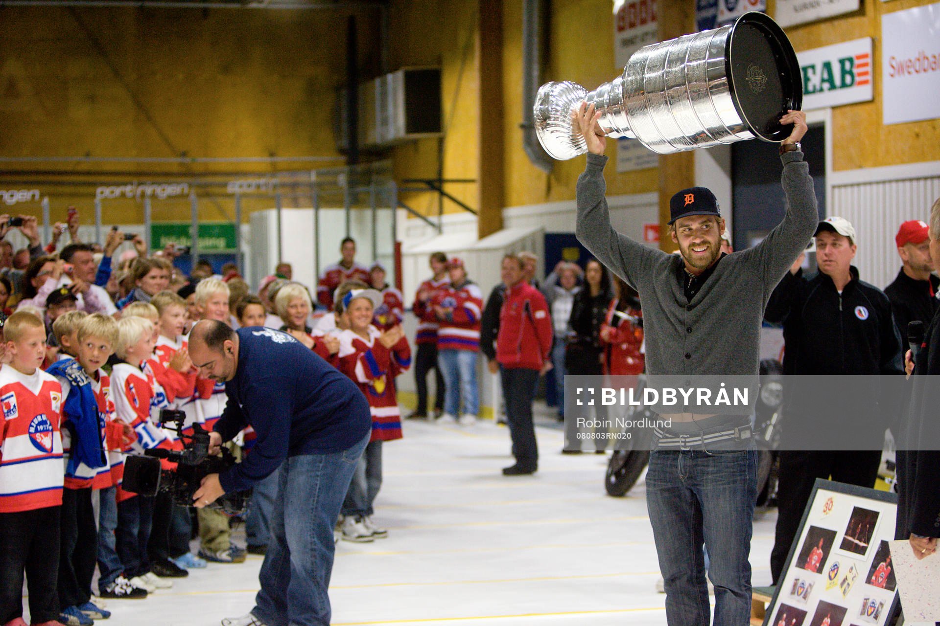 Henrik Zetterberg har fått låna Stanley Cup-pokalen och