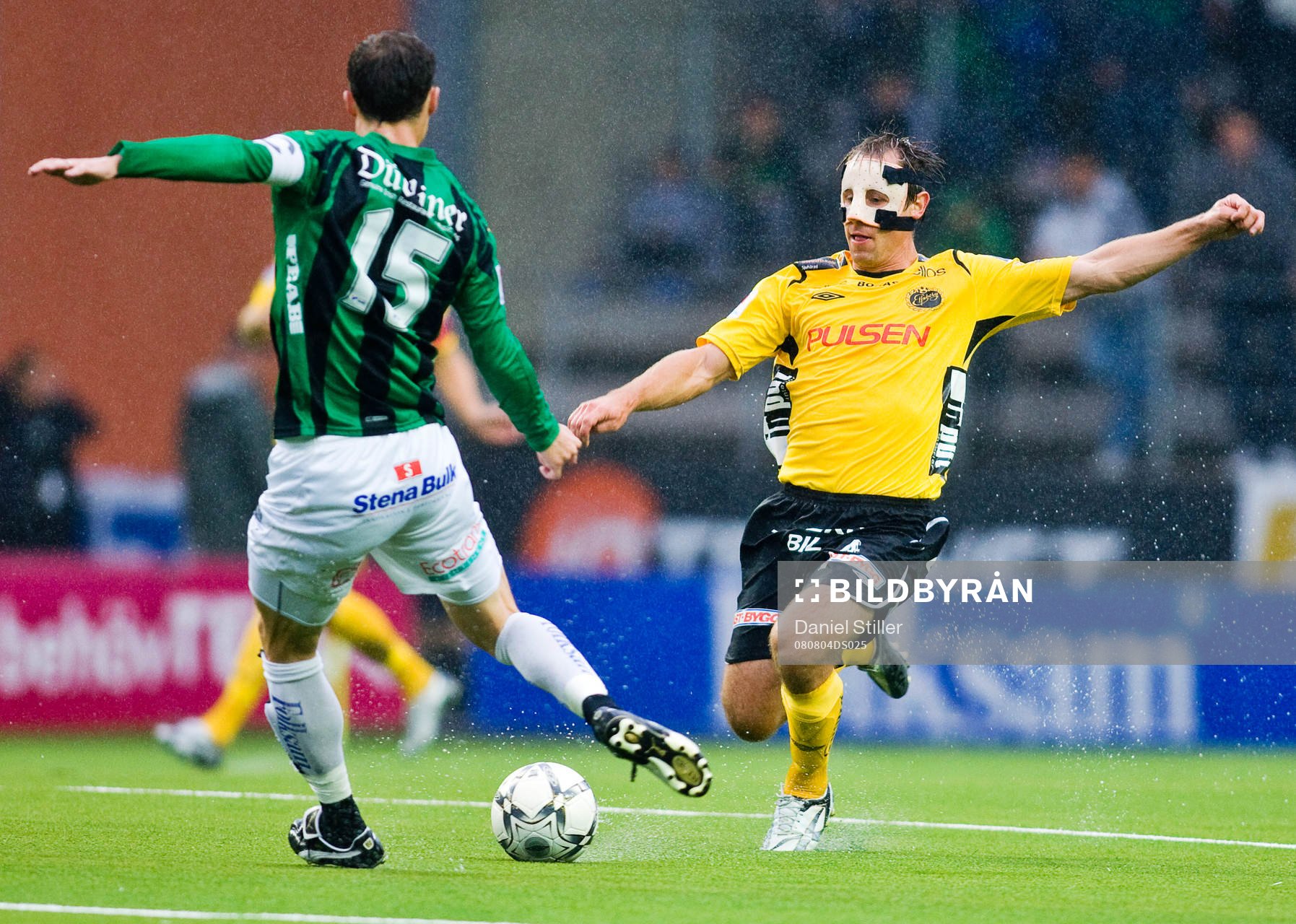 Johan Karlsson, Elfsborg, spelar med ansiktsmask. Fredrik