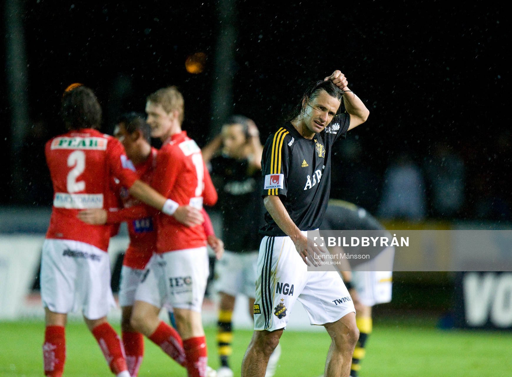 Ivan Obolo river sitt hår medan Kalmar jublar