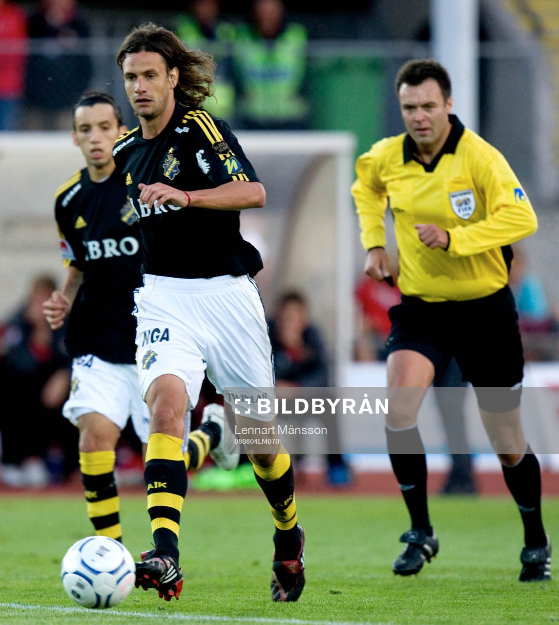 Ivan Obolo, AIK, driver bollen, Martin Ingvarsson, domare,