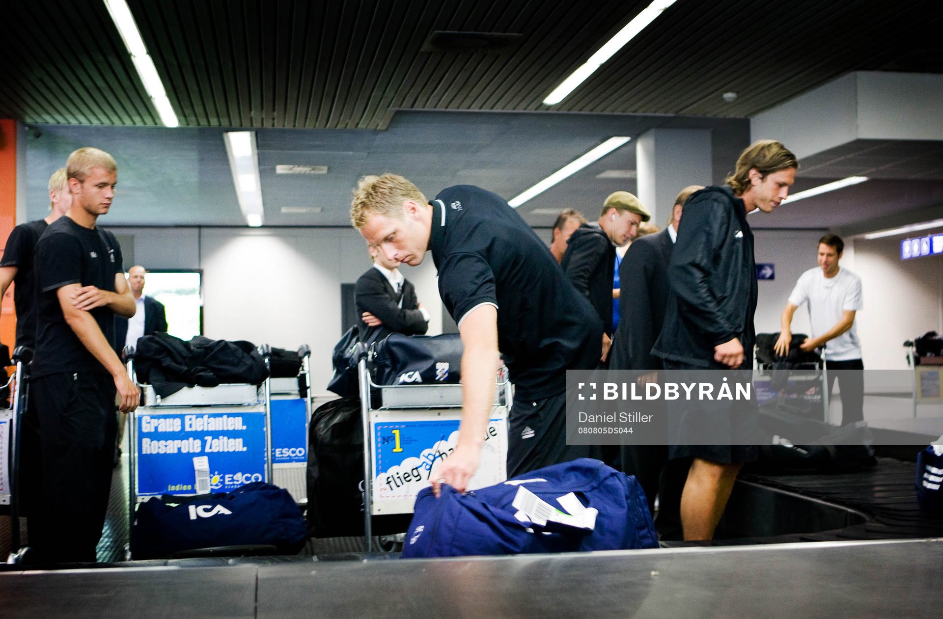 Kim Christensen hämtar bagage på Basels flygplats. Även