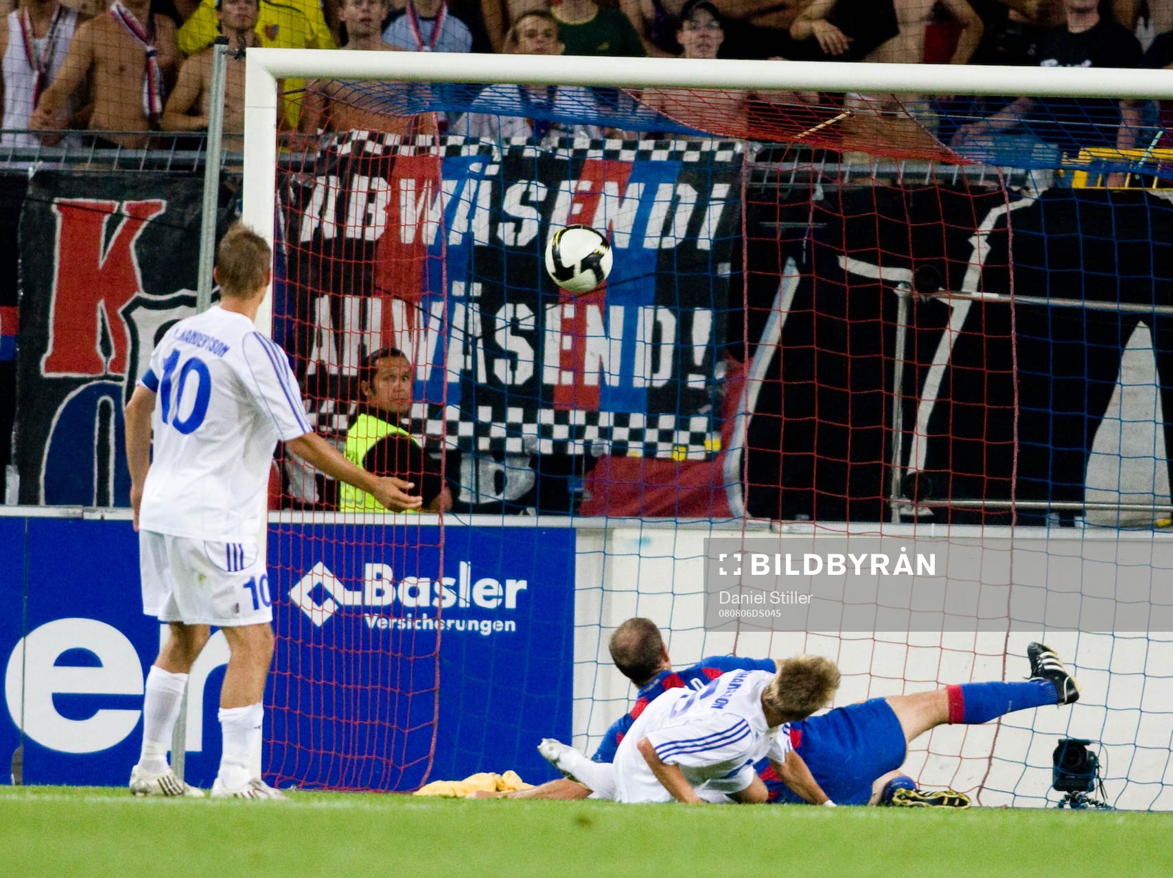 Basel gör ett av sina mål, Niclas Alexandersson i IFK kan