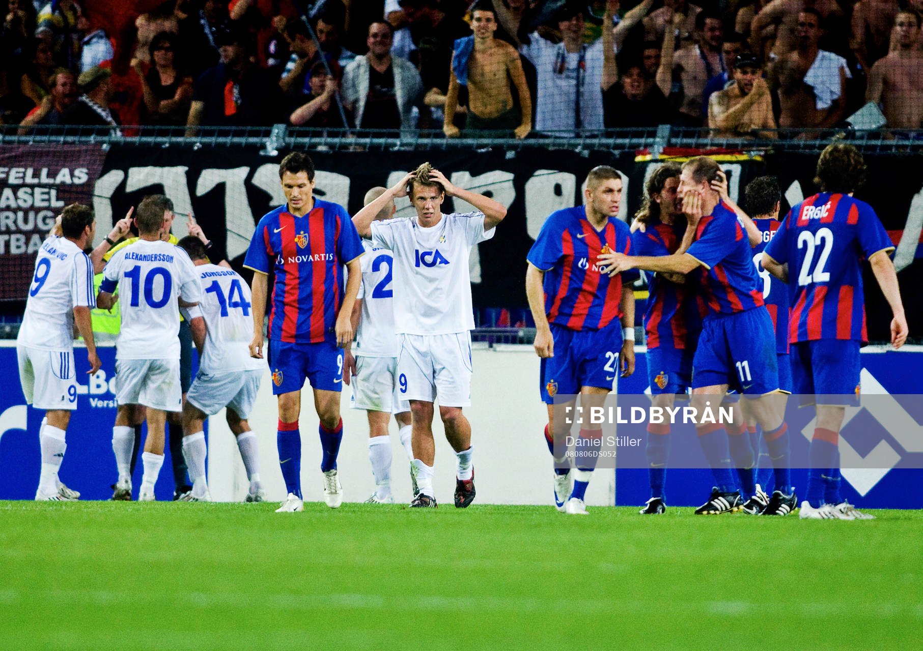 Domaren pekar på straffpunkten och Basel jublar. IFK