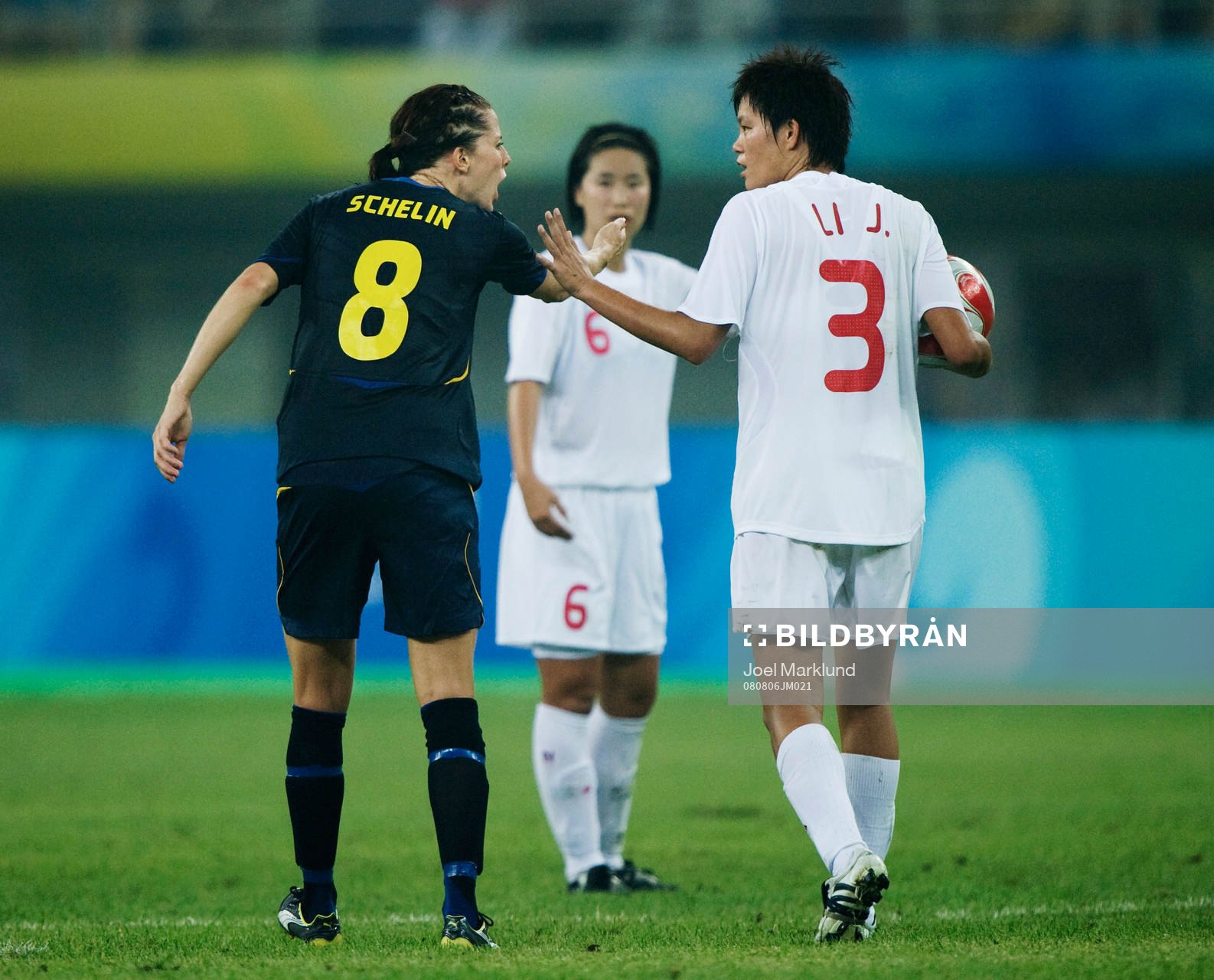 Lotta Schelin, Sverige, är irriterad över att Jie Li,
