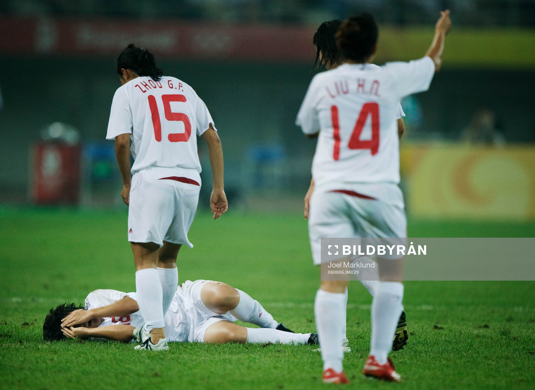 Dandan Wang, Kina, ligger ner