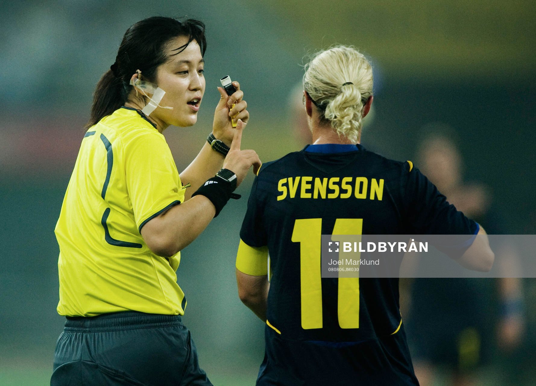 Euan Ah Hong, domare, pratar med Victoria Svensson, Sverige