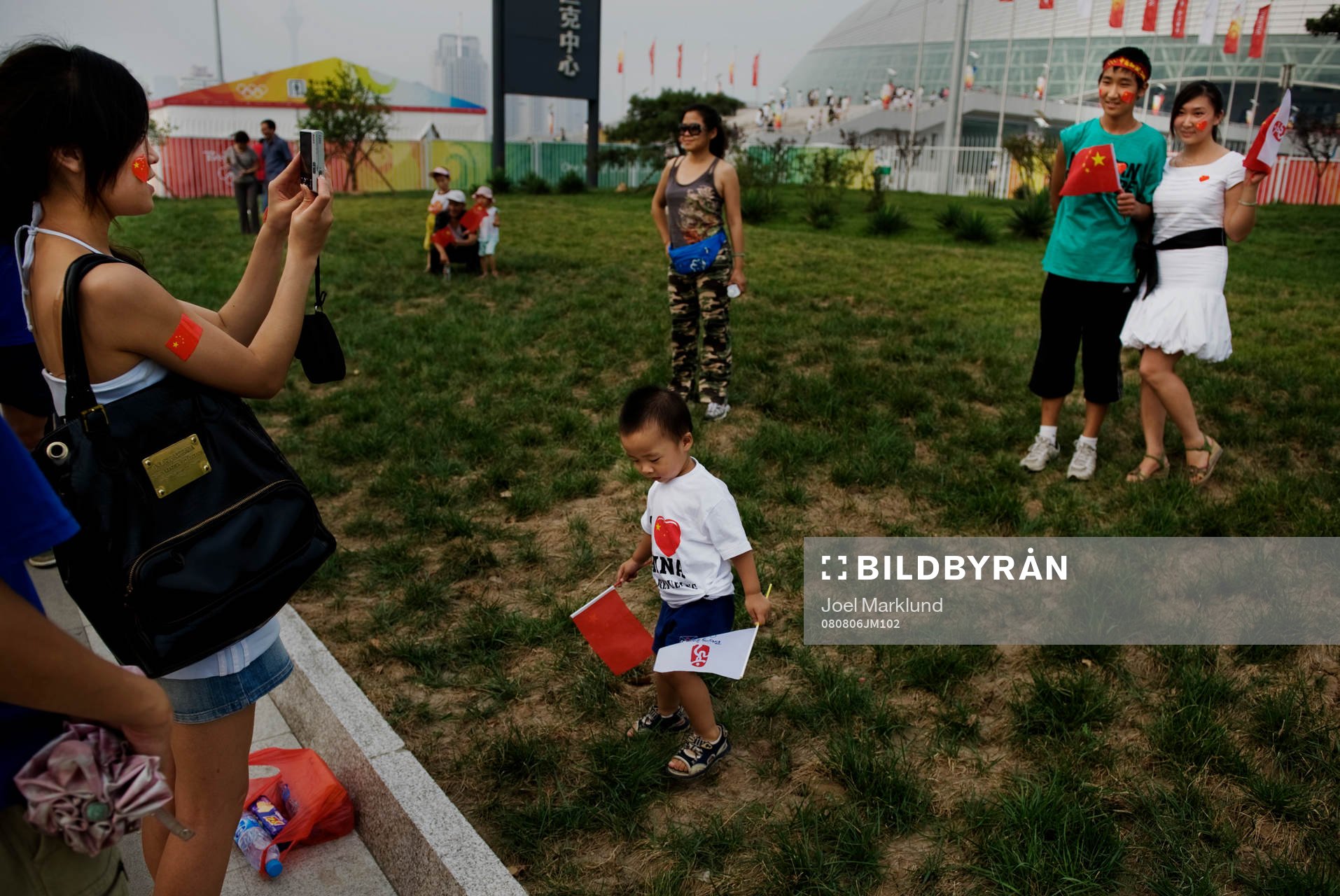 Familjer tar bilder utanför Tianjin Olympic Center Stadium