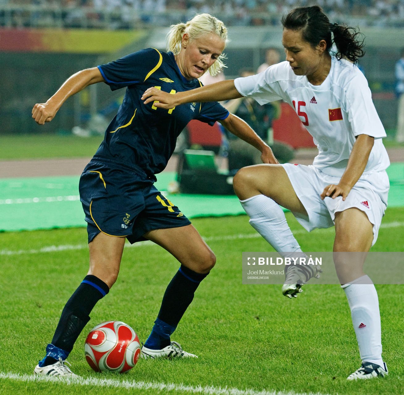 Josefine Öqvist, Sverige, dribblar mot Gaoping Zhou, Kina