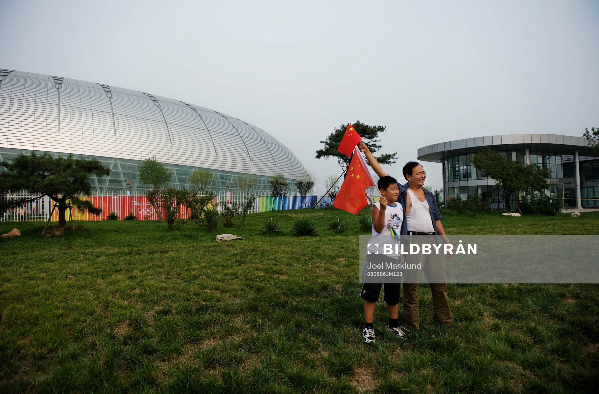 Familjer tar bilder utanför Tianjin Olympic Center Stadium