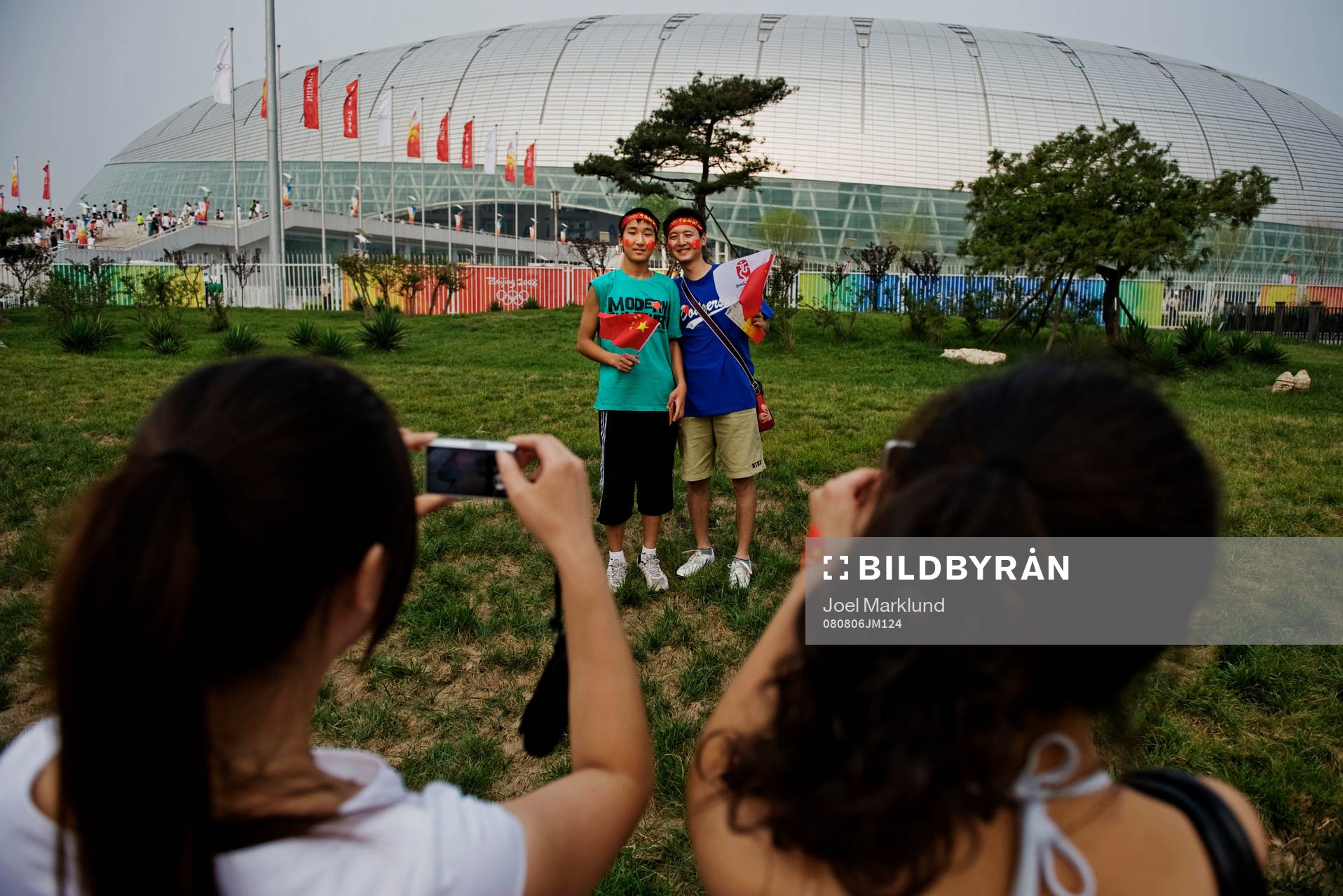 Familjer tar bilder utanför Tianjin Olympic Center Stadium