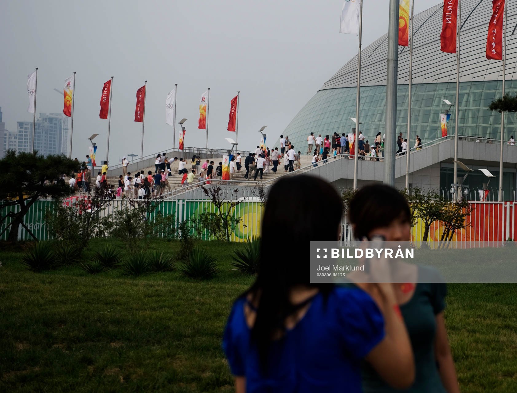 Folk på väg in till Tianjin Olympic Center Stadium