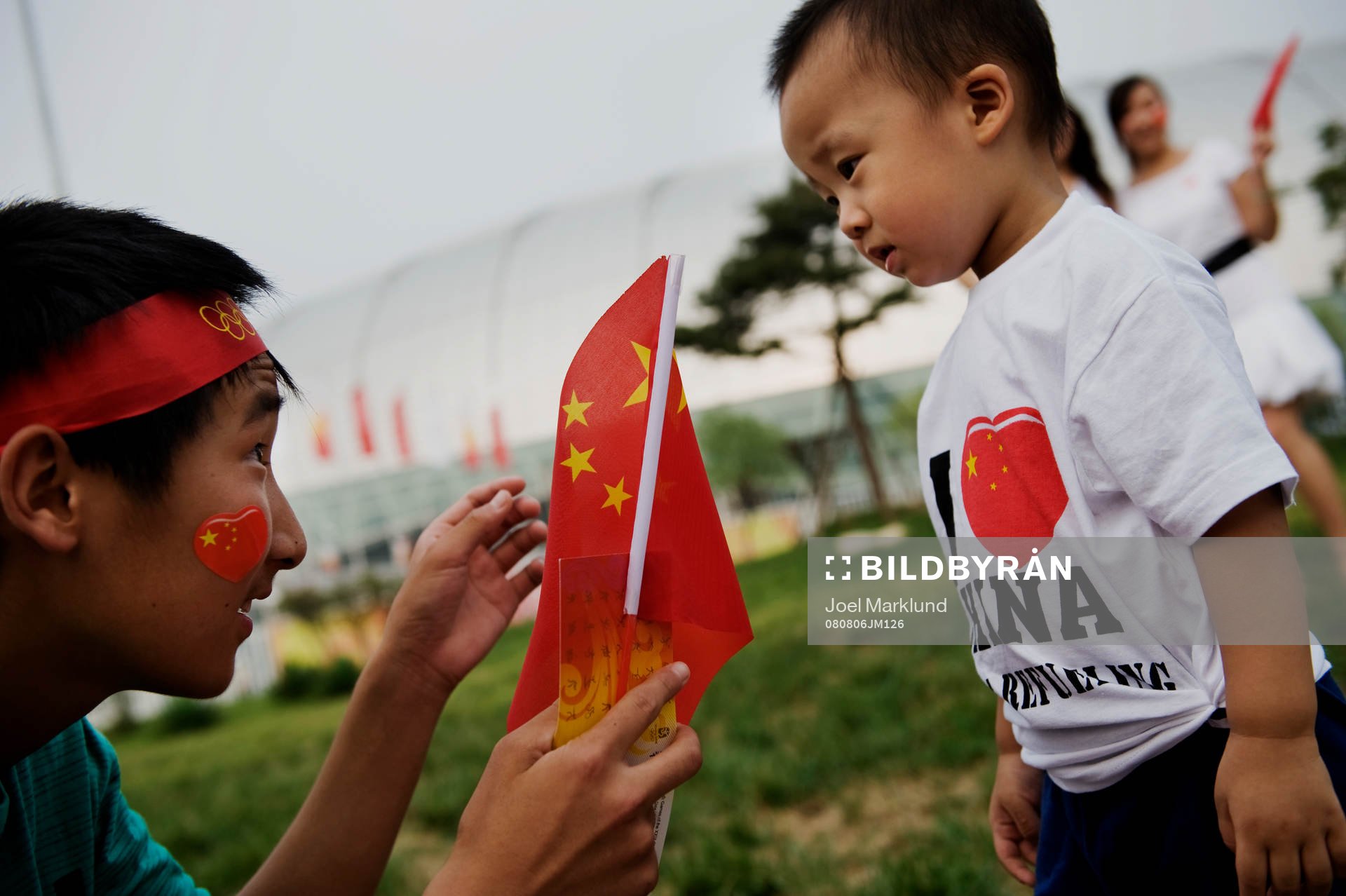Familjer tar bilder utanför Tianjin Olympic Center Stadium