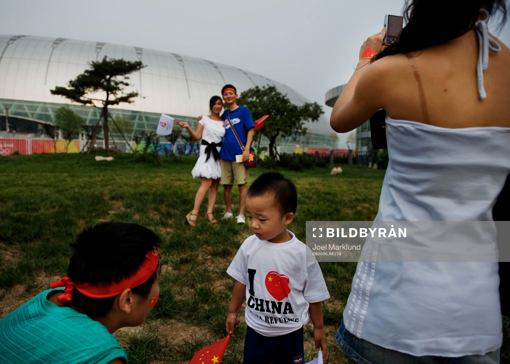 Familjer tar bilder utanför Tianjin Olympic Center Stadium