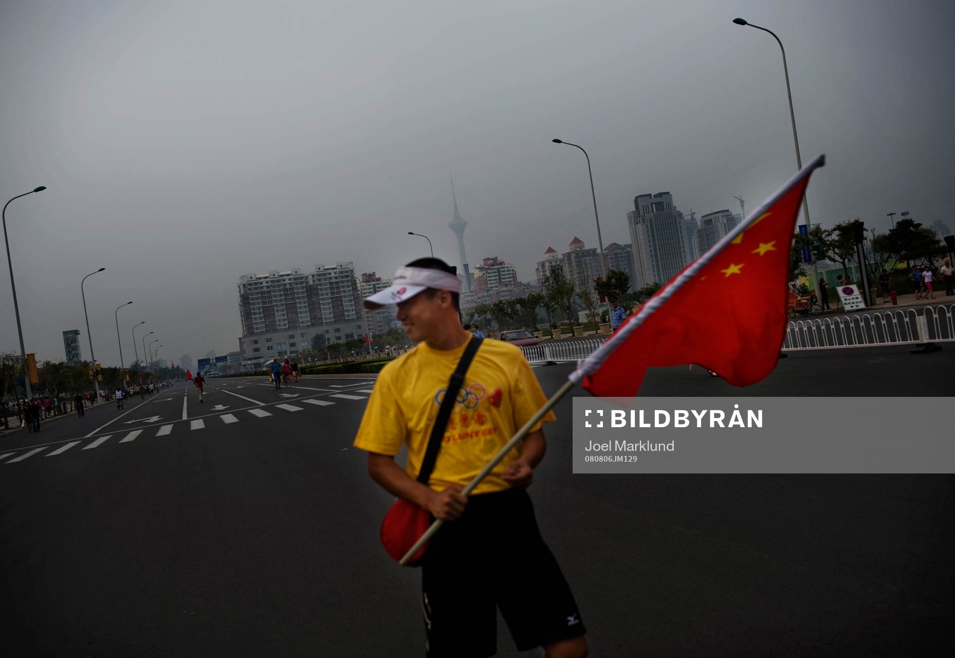 En del av staden Tianjin bakom en OS-volontär