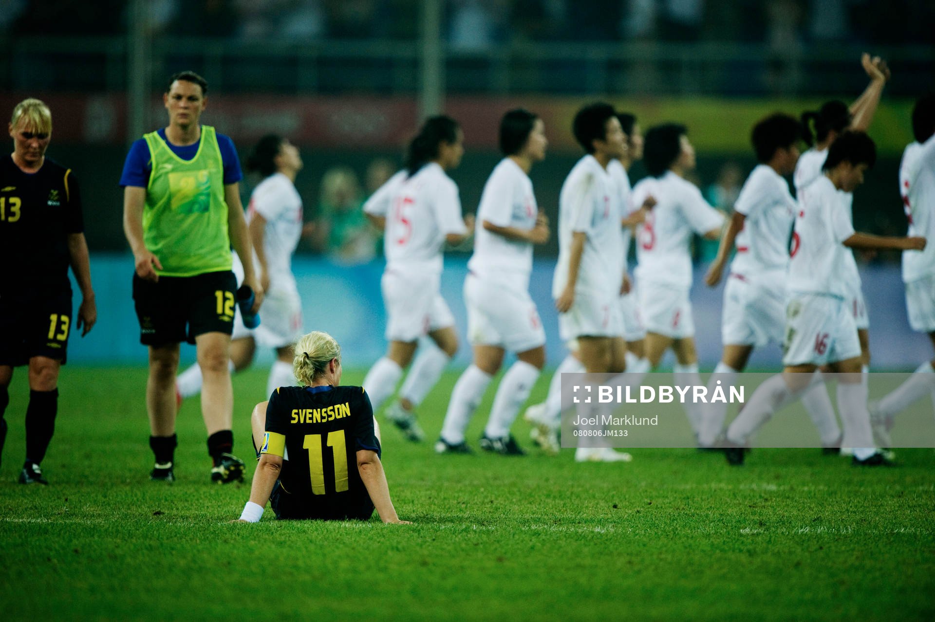 Victoria Svensson, Sverige, ser på när Kinas spelare