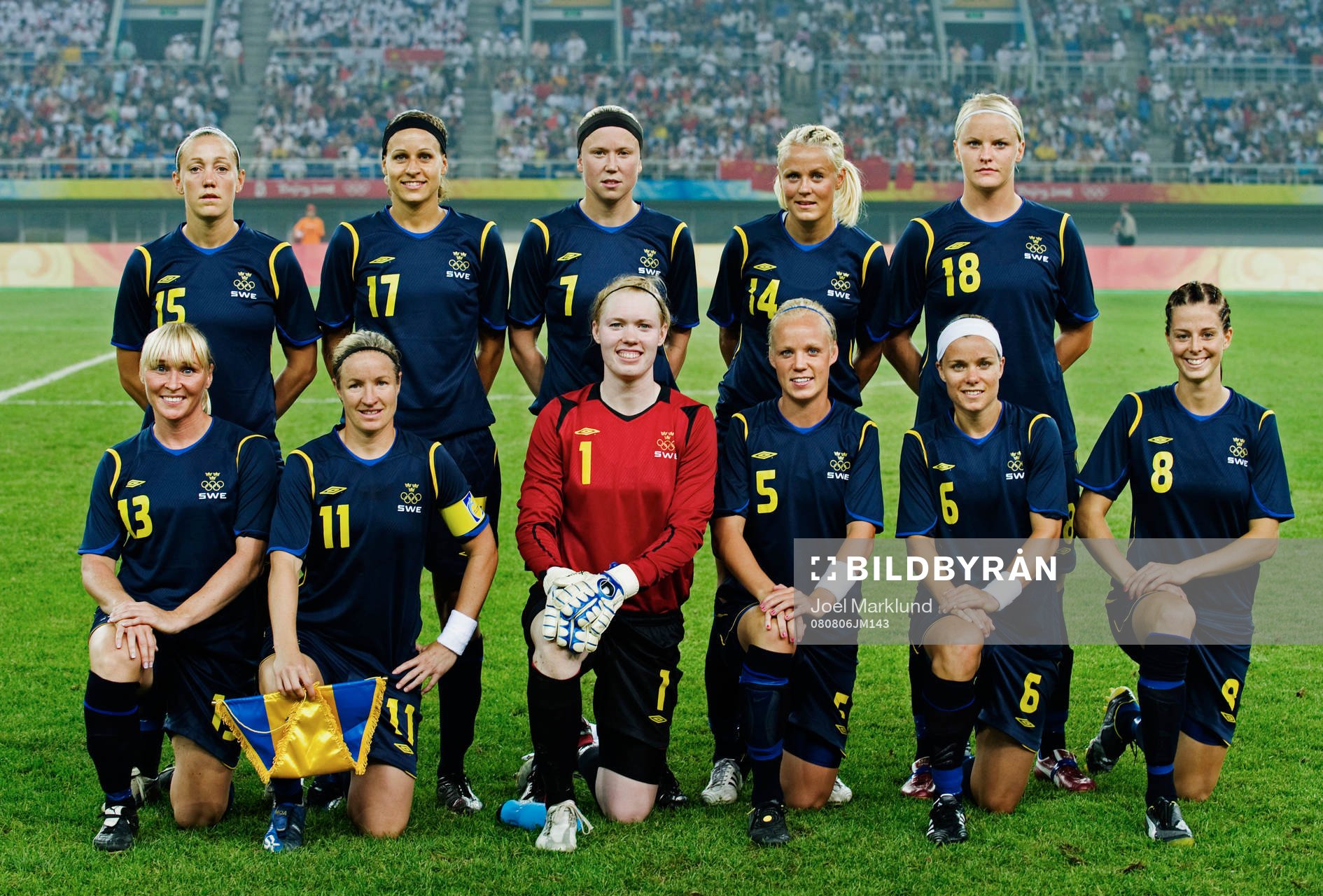 Sveriges startelva, från vänster till höger: Therese Sjögran, Charlotte Rohlin, Sara Larsson, Josefine Öqvist, Nilla Fischer, Nedre fr.v: Frida Östberg, Victoria Svensson, Hedvig Lindahl, Caroline Seger, Sara Thunebro och Lotta Schelin.