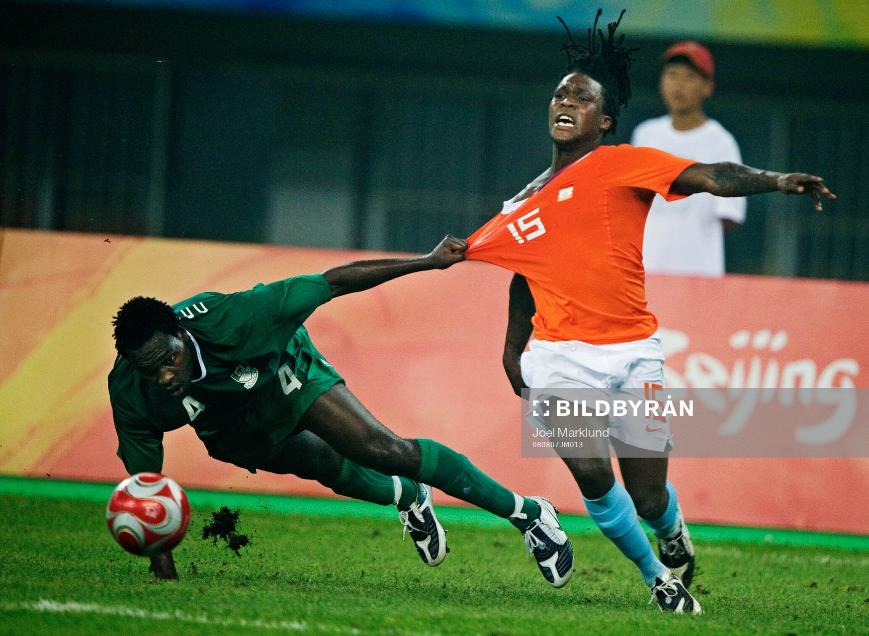 Onyekachi Apam, Nigeria, drar i Royston Drenthe, Holland