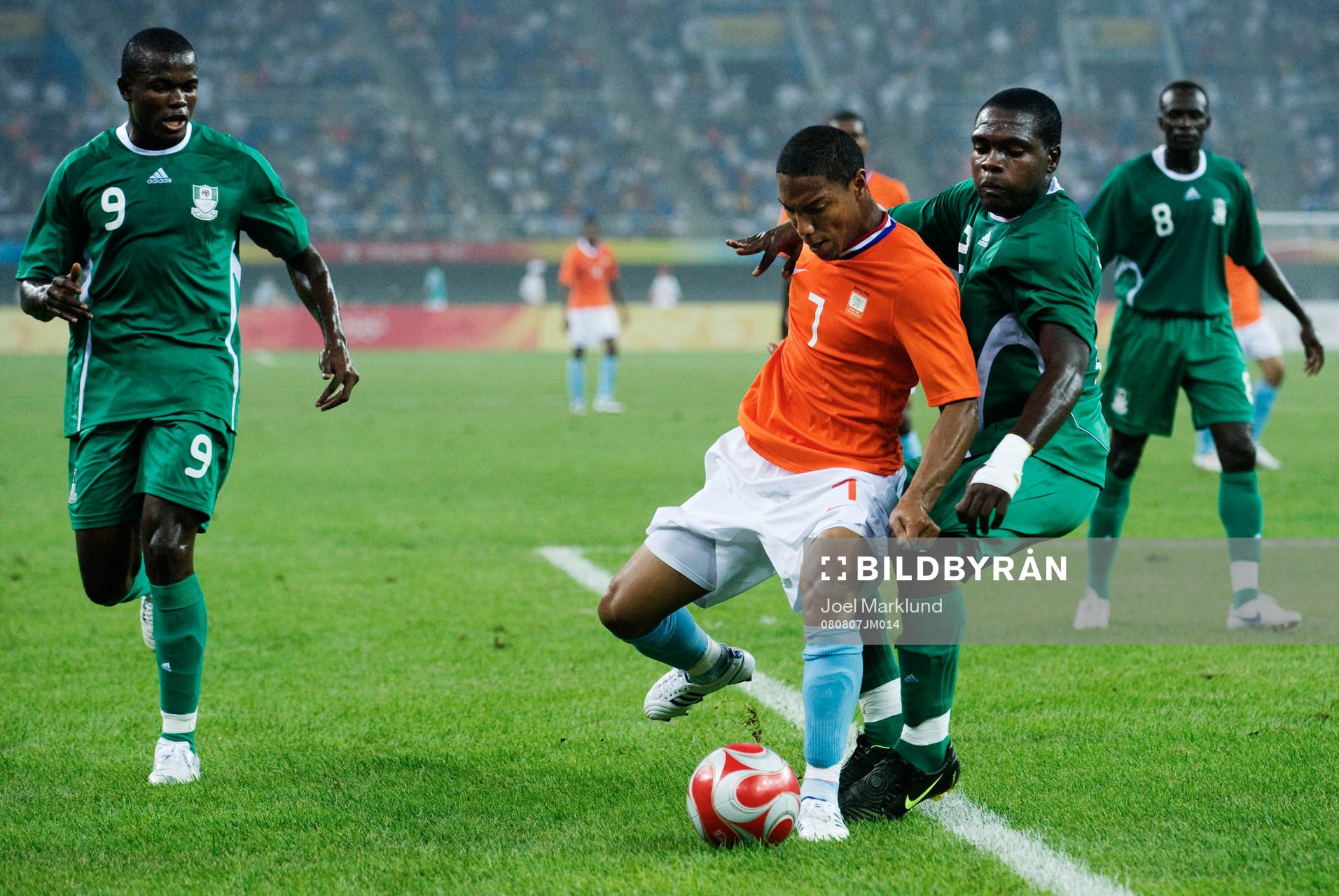 Jonathan De Guzman, Holland, i kamp om bollen med Chibuzor