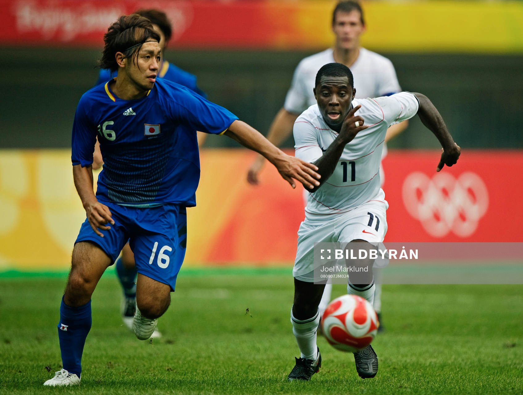  Takuya Honda, Japan, och Freddy Adu, USA.